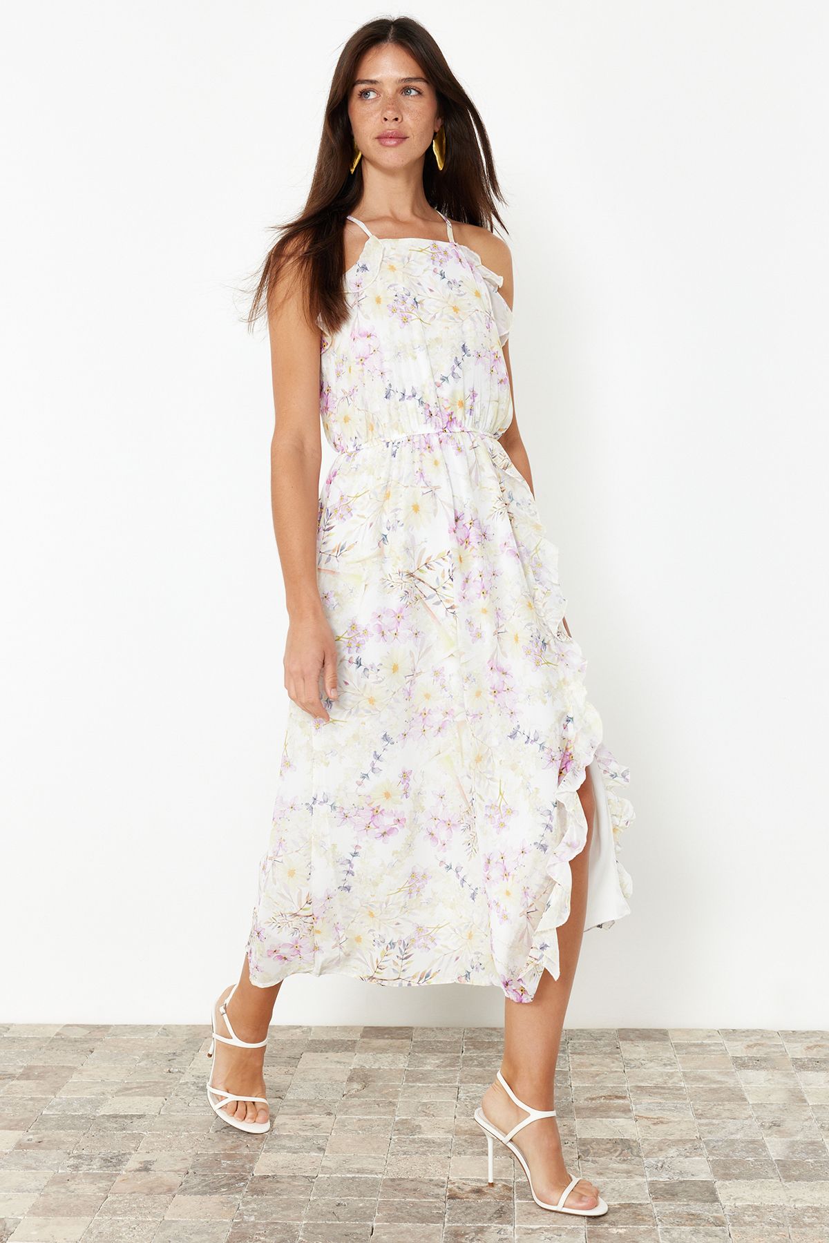 Trendyol Collection-Ecrufarbenes A-Linien-Maxikleid aus Webstoff mit Blumenmuster und Rüschendetail, Chiffonfutter TWOSS24EL00805 2