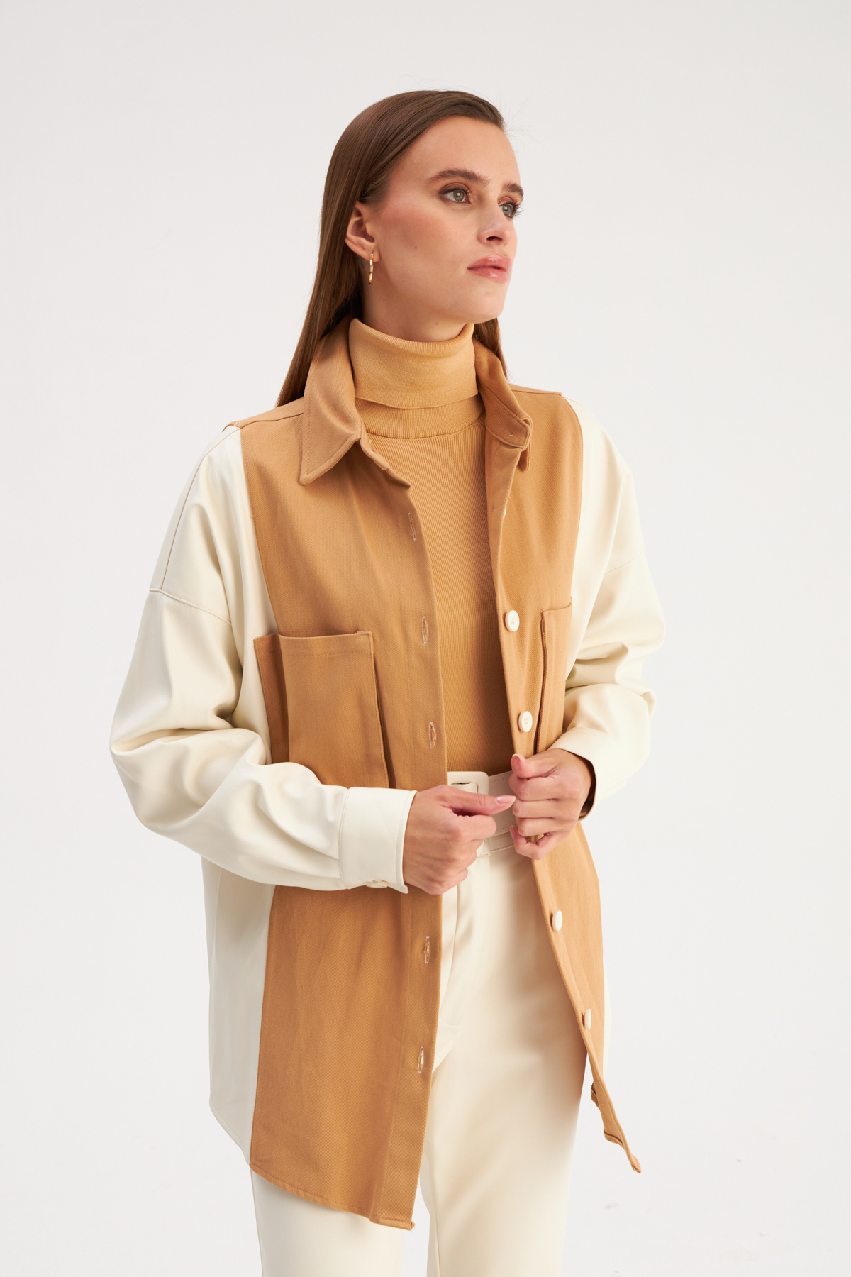 Sateen-قميص جلدي بجيوب - بيج إكرو 4