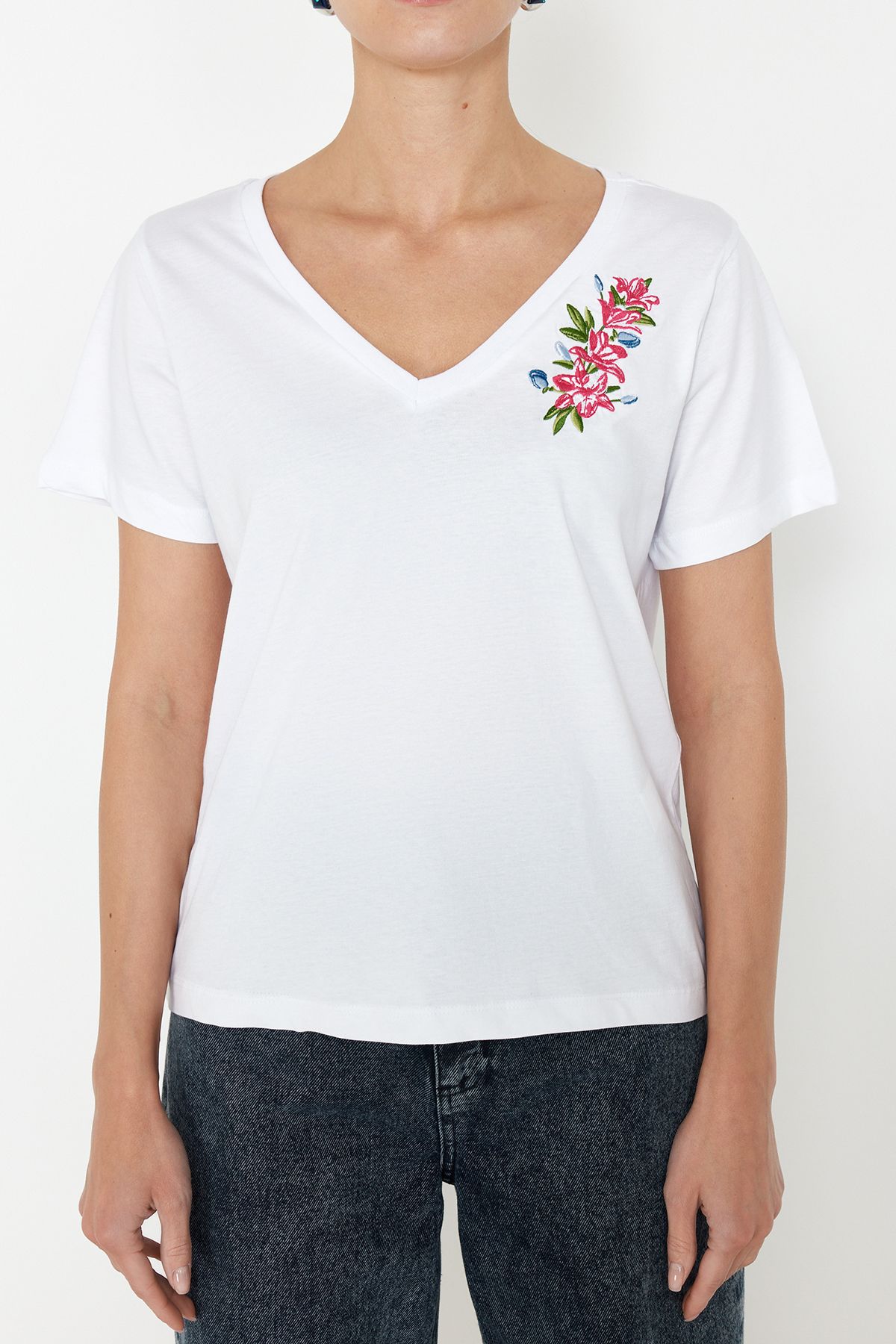 Trendyol Collection-Weißes, besticktes Strick-T-Shirt mit V-Ausschnitt, 100 % Baumwolle, Regular/Regular Fit TWOSS24TS00266 5