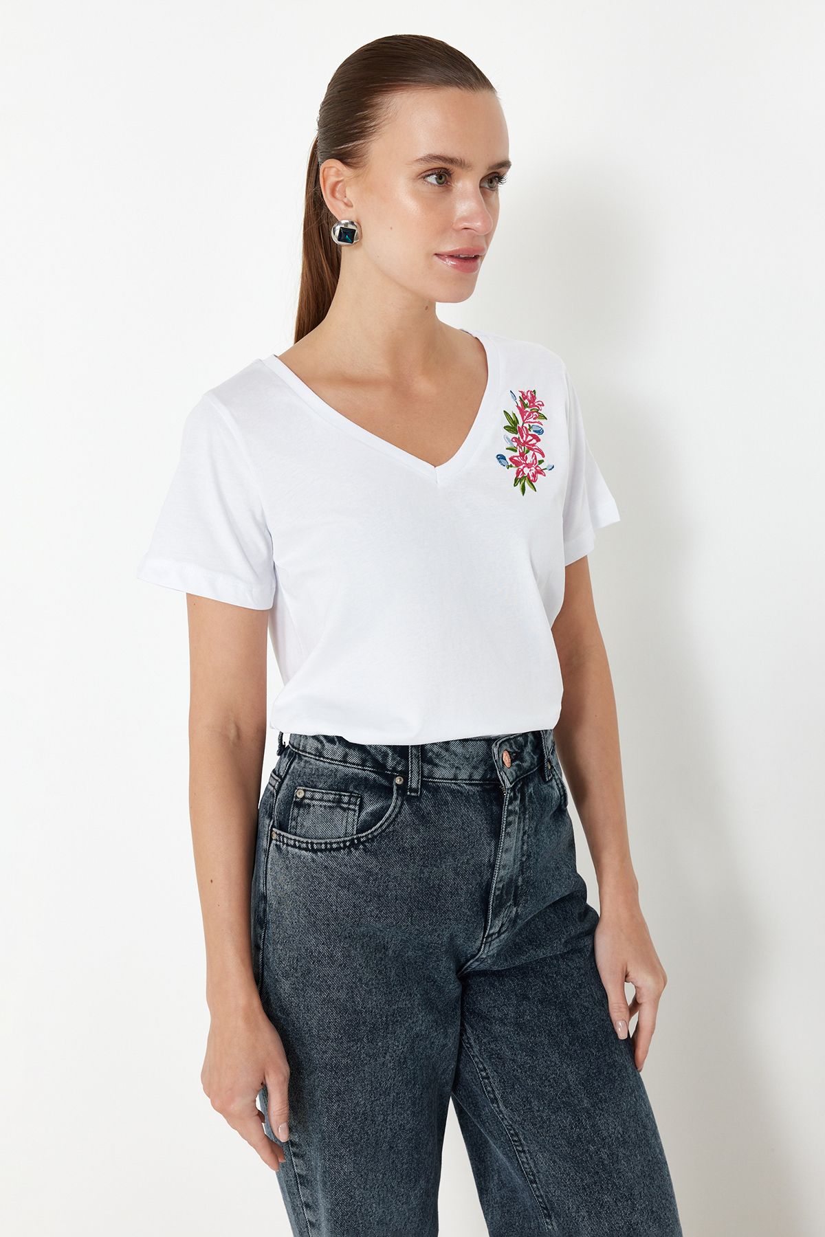 Trendyol Collection-Weißes, besticktes Strick-T-Shirt mit V-Ausschnitt, 100 % Baumwolle, Regular/Regular Fit TWOSS24TS00266 2