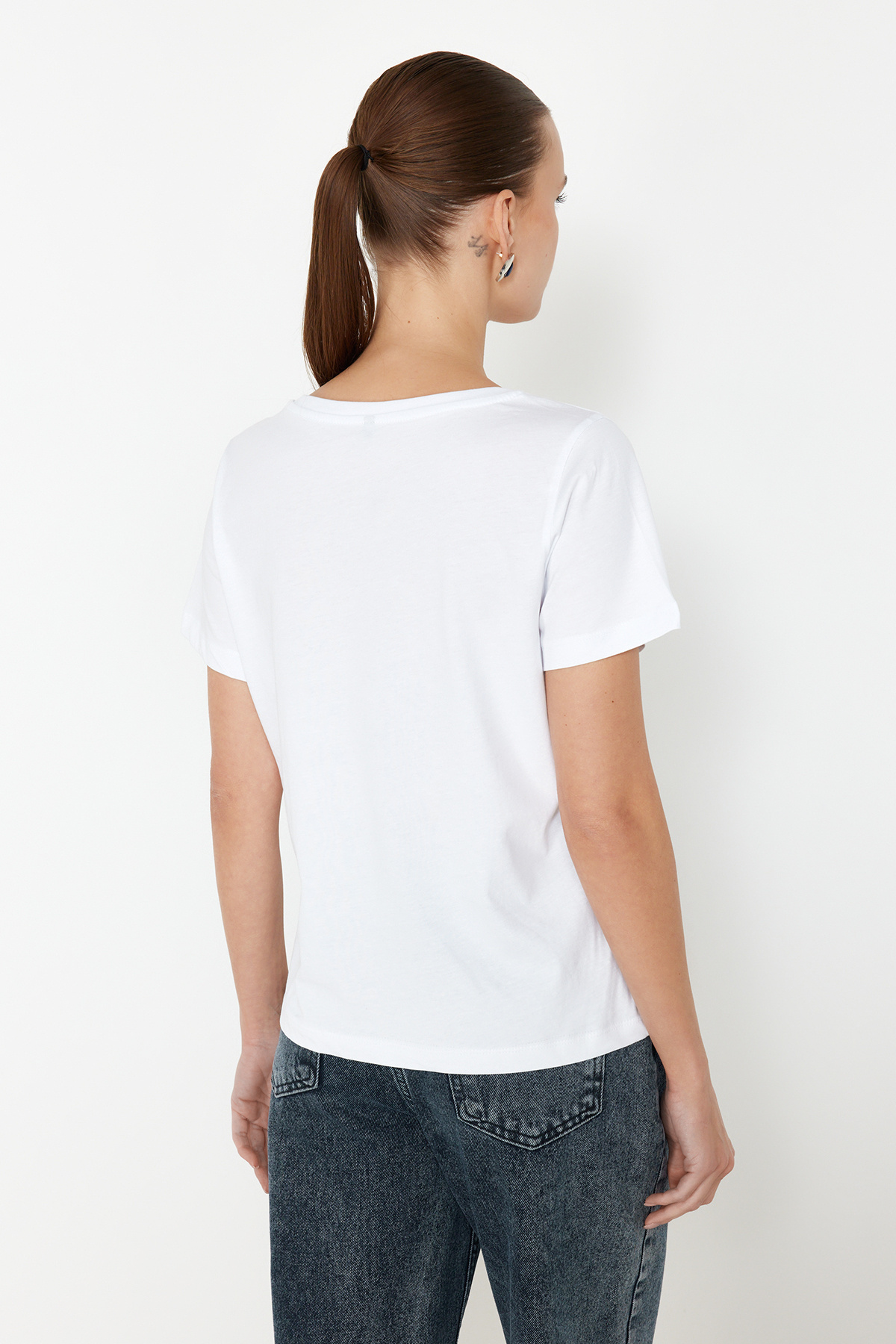 Trendyol Collection-Weißes, besticktes Strick-T-Shirt mit V-Ausschnitt, 100 % Baumwolle, Regular/Regular Fit TWOSS24TS00266 6