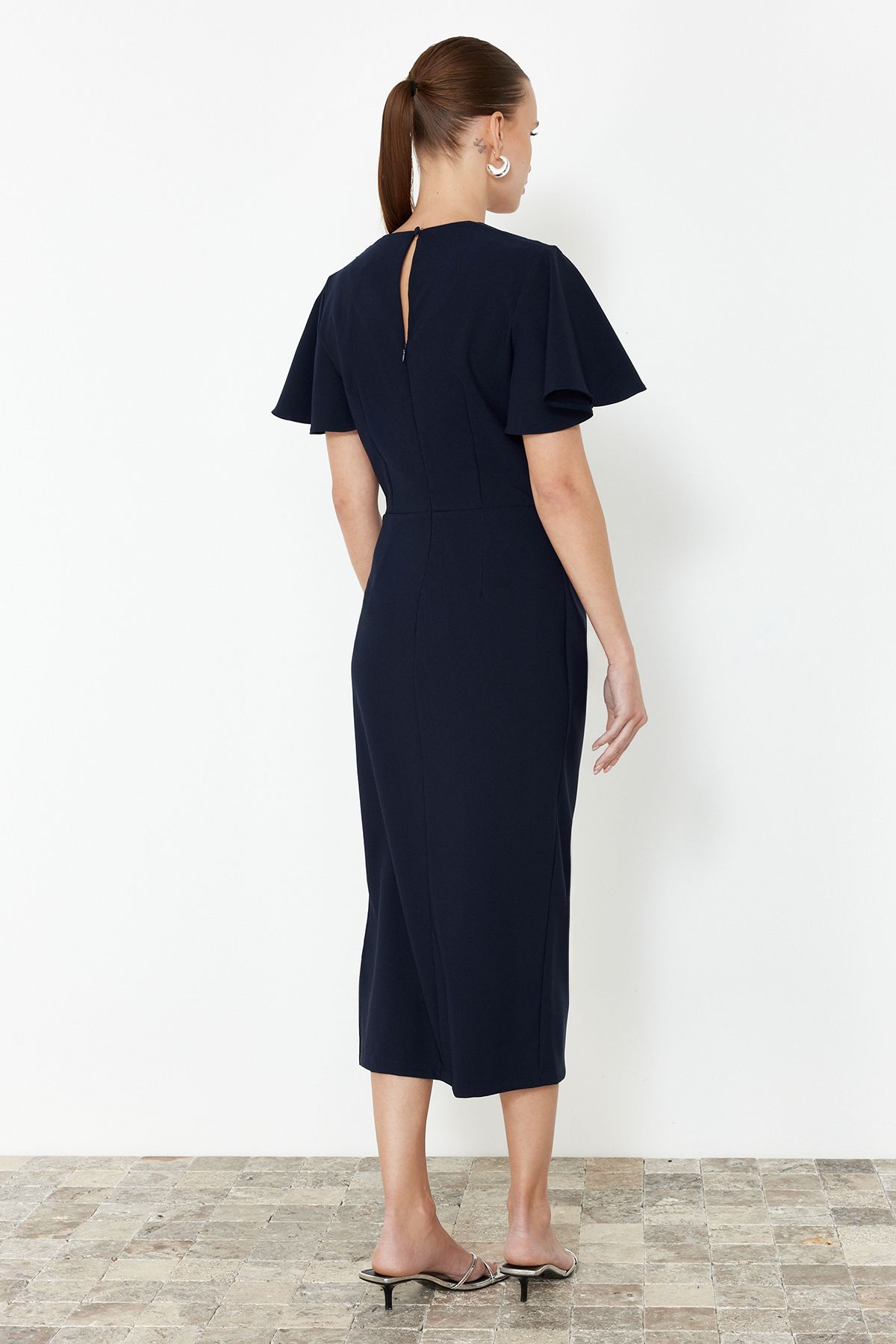 Trendyol Collection-Marineblaues, gerade geschnittenes, gerafftes Midikleid aus Webstoff TWOSS24EL00713 6