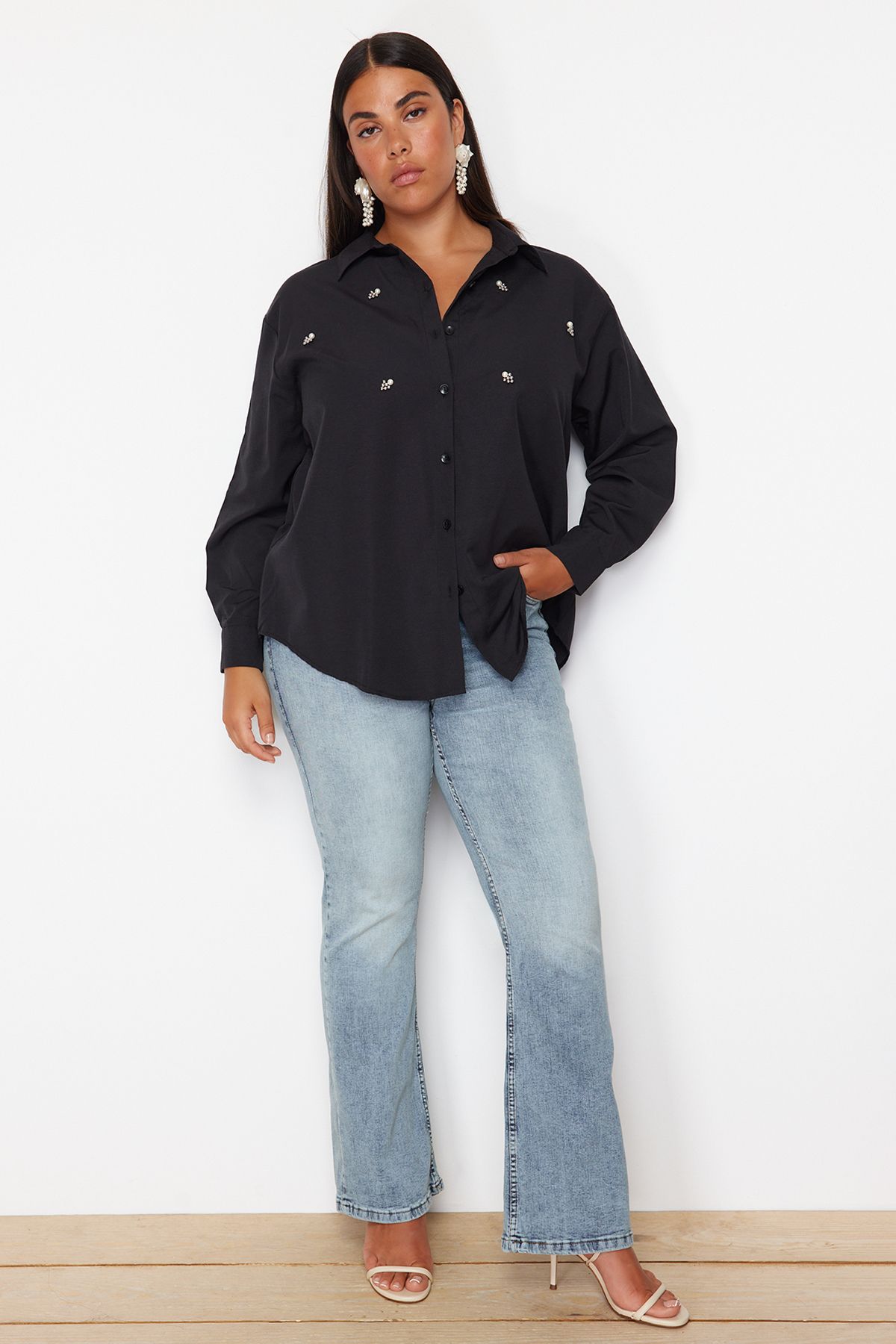 Trendyol Curve Czarna Koszula Z Popeliny Z Haftem W Kamienie, Plus Size Kobieta - 44