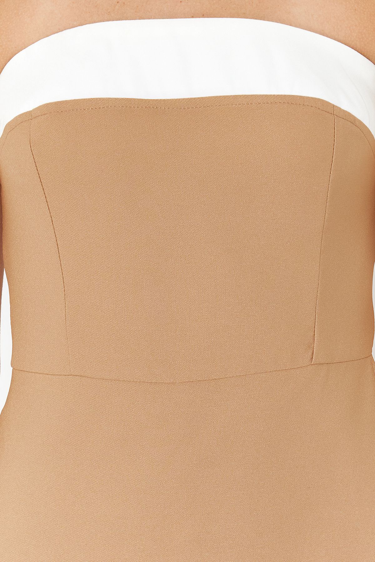 Trendyol Collection-Brauner trägerloser Jumpsuit mit gewebten Mini-Shorts im Farbblockdesign TWOSS23TU00131 4
