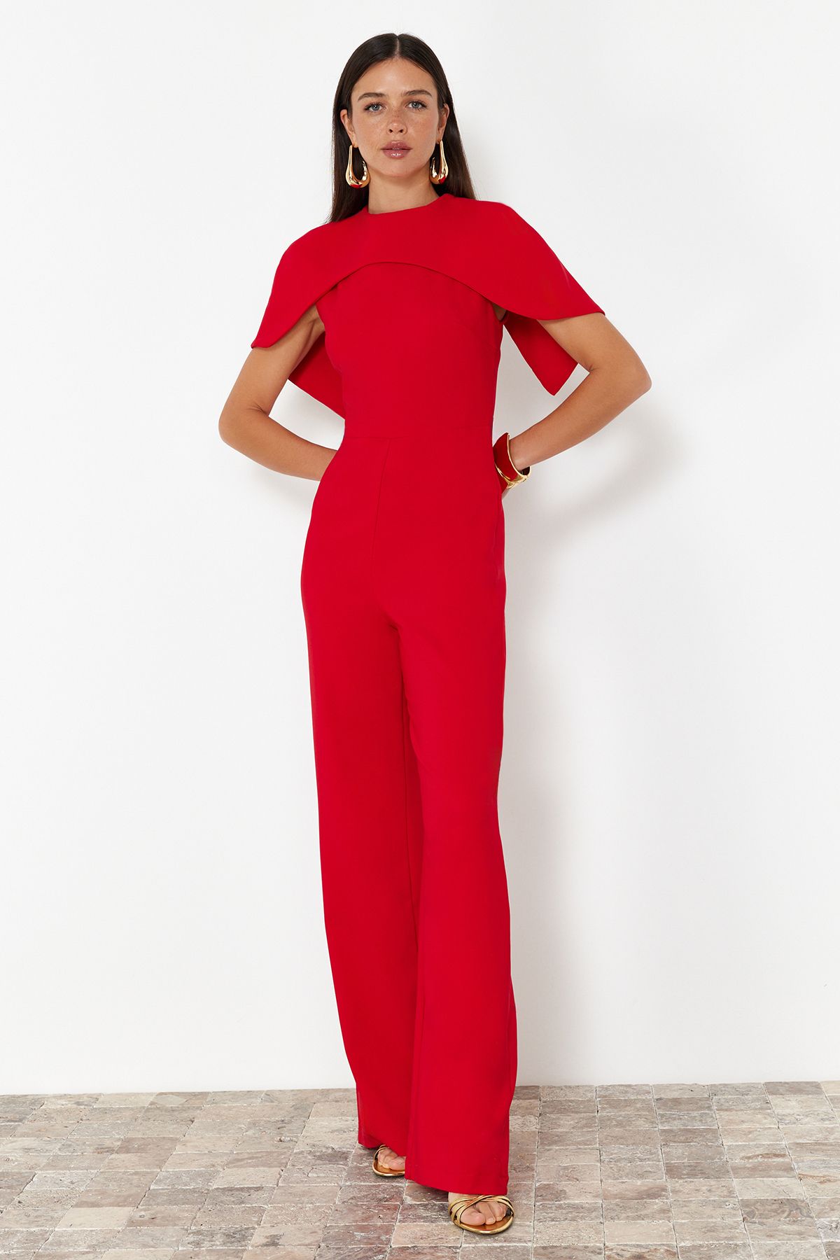 Trendyol Collection-Gewebter, roter, stylischer Jumpsuit mit Cape-Detail, TPRSS24TU00015 2