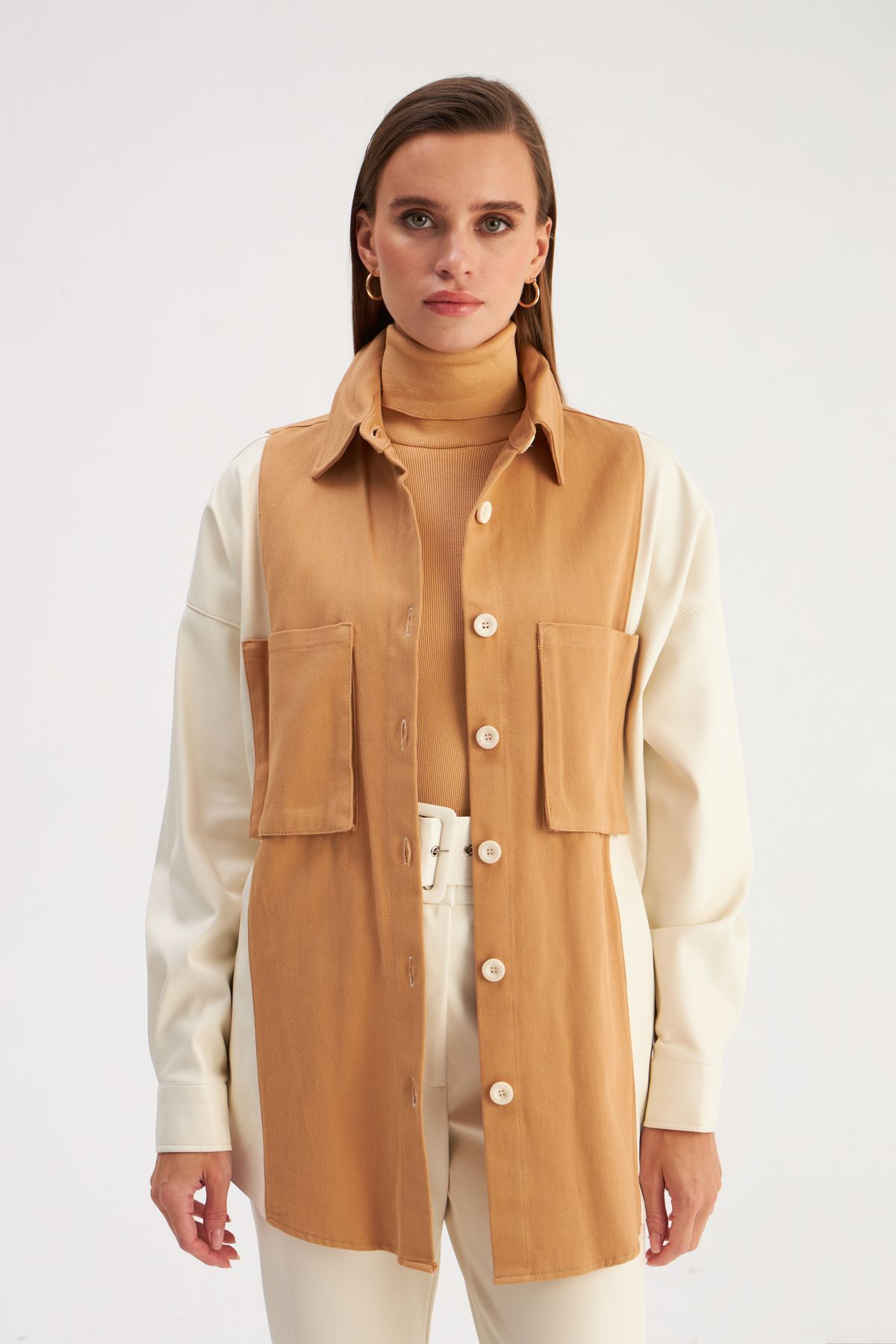 Sateen-قميص جلدي بجيوب - بيج إكرو 6
