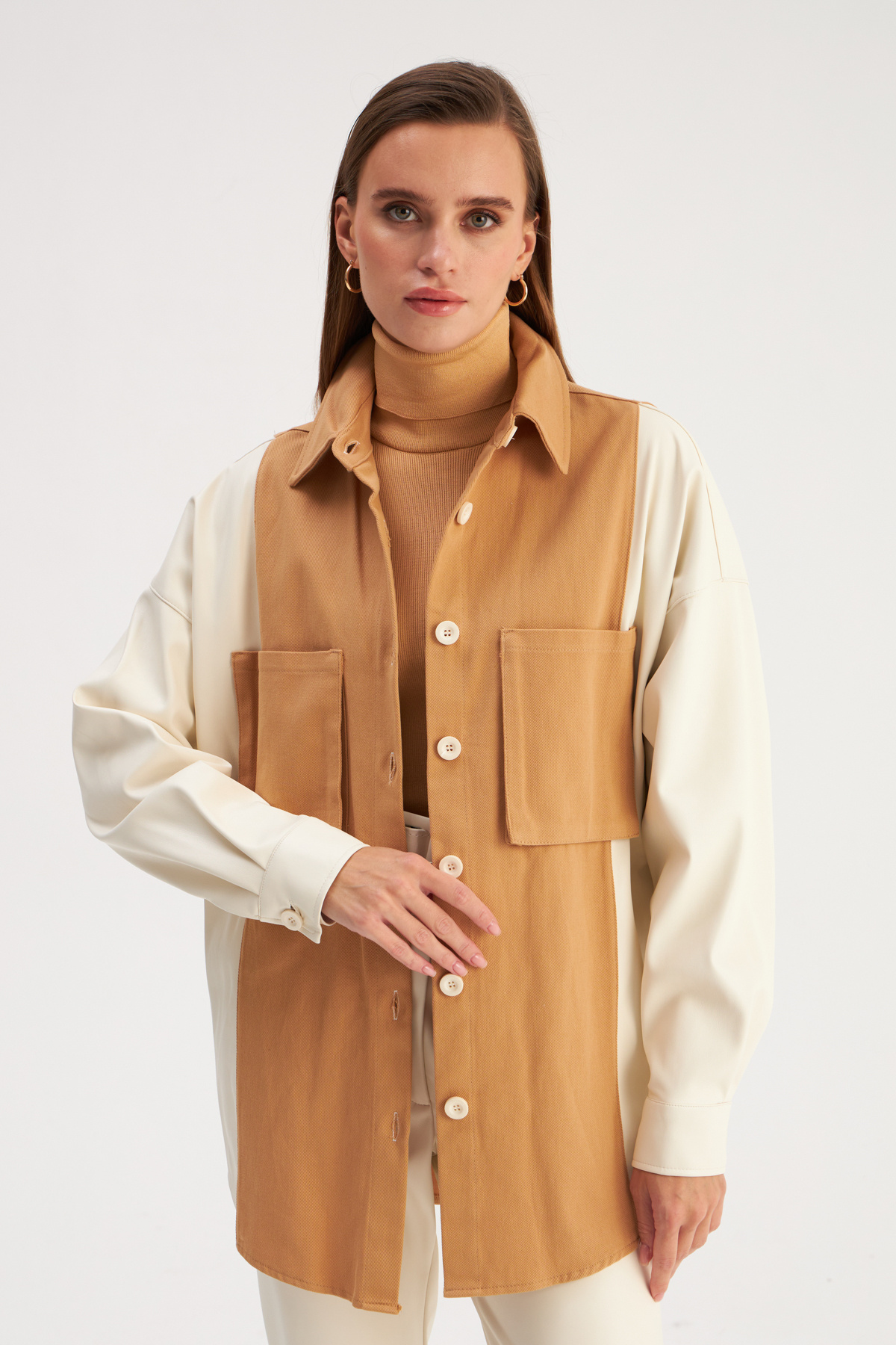 Sateen-قميص جلدي بجيوب - بيج إكرو 3