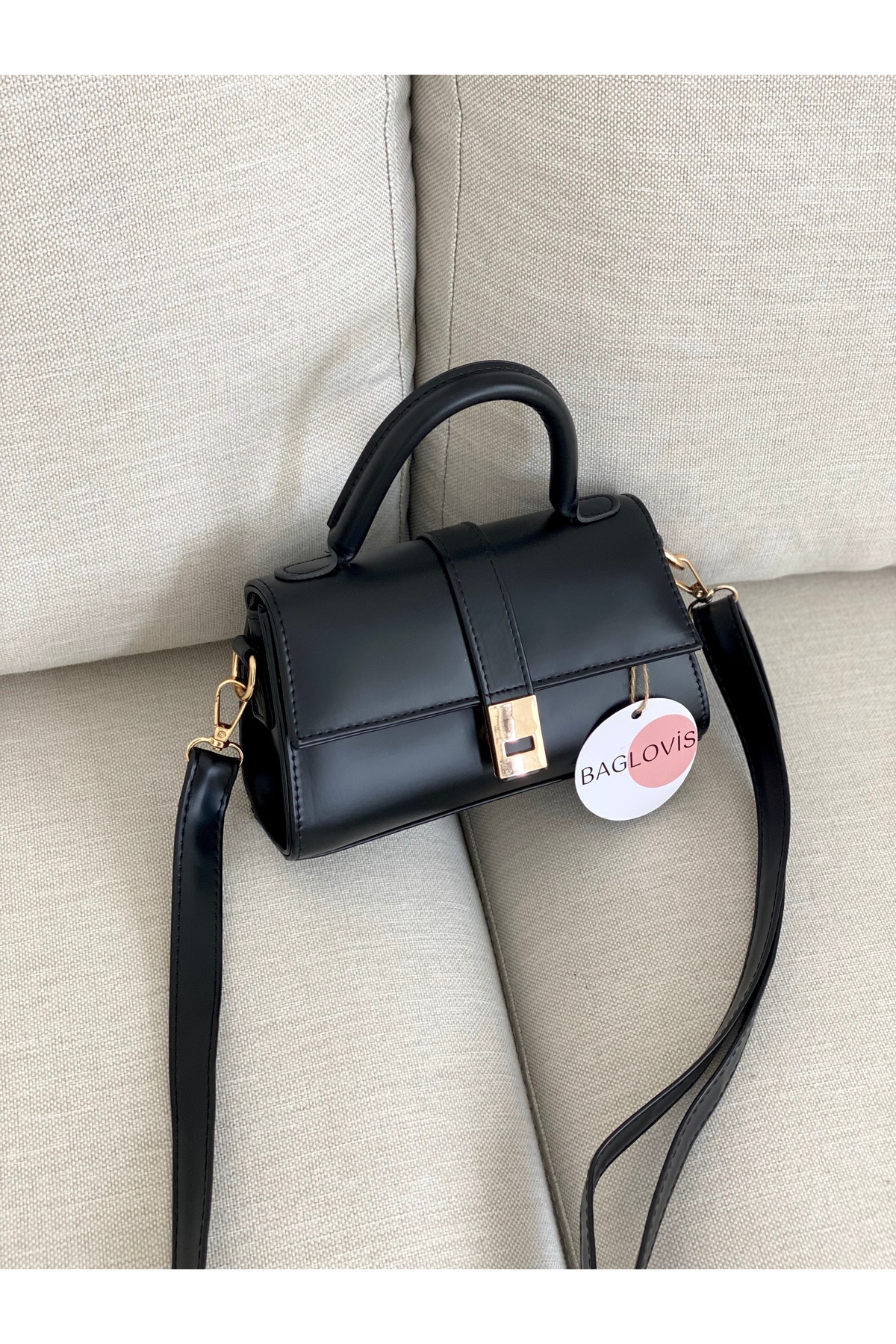 BAGLOVİS DÁMSKÁ TAŠKA NA RAMENO S DETAILNÍM MÍLENNÍM MAGNETEM