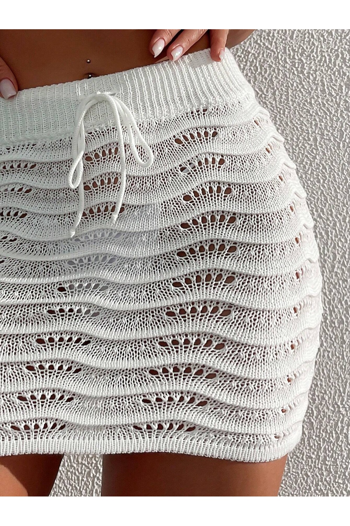 AQE FASHION Kadın İp Bağlamalı Dalgalı Ajurlu Yazlık Plaj Süper Mini Beyaz Triko Etek Poreo