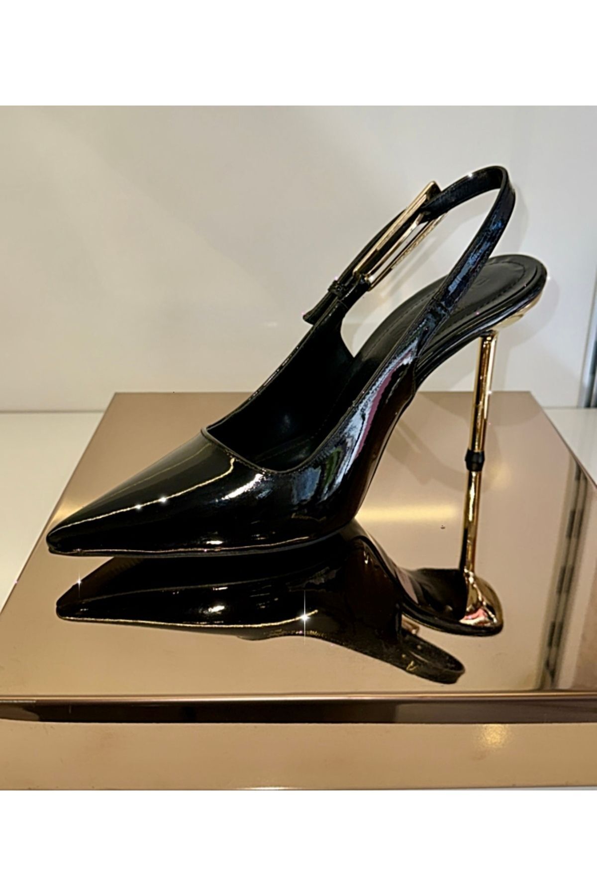 Siyah Rugan Arkası Açık Sivri Burun Kemer Detaylı Stiletto