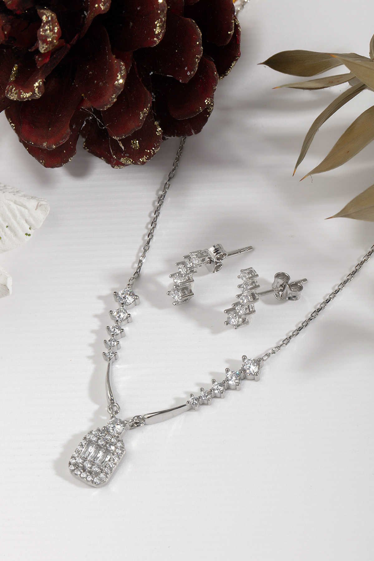 Else Silver Işıklı Kutuda 925 Ayar Gümüş Zarif Gerdanlık Ve Küpe Kombin