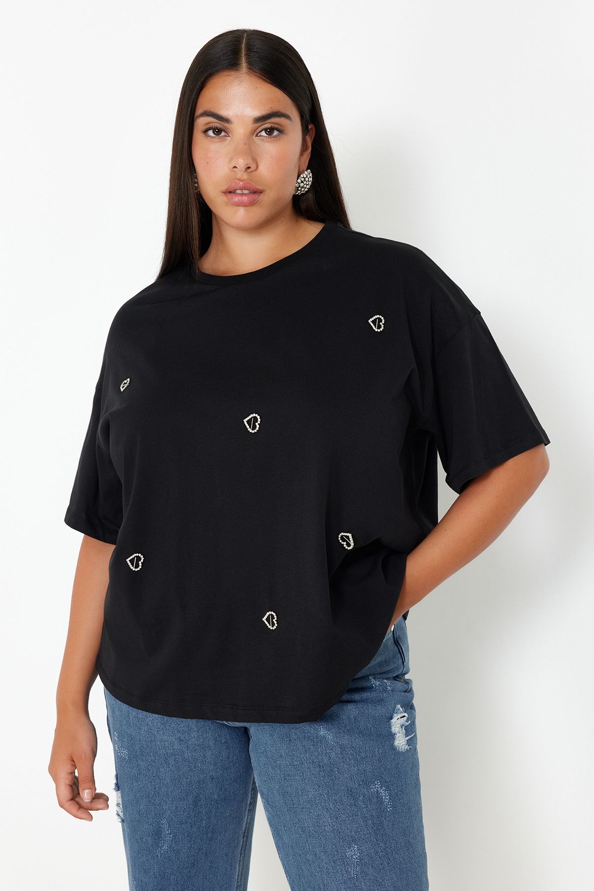 Trendyol Curve Czarna Bawełniana Koszulka Typu Oversize Z Ozdobnym Serduszkiem - Kobieta - 5XL