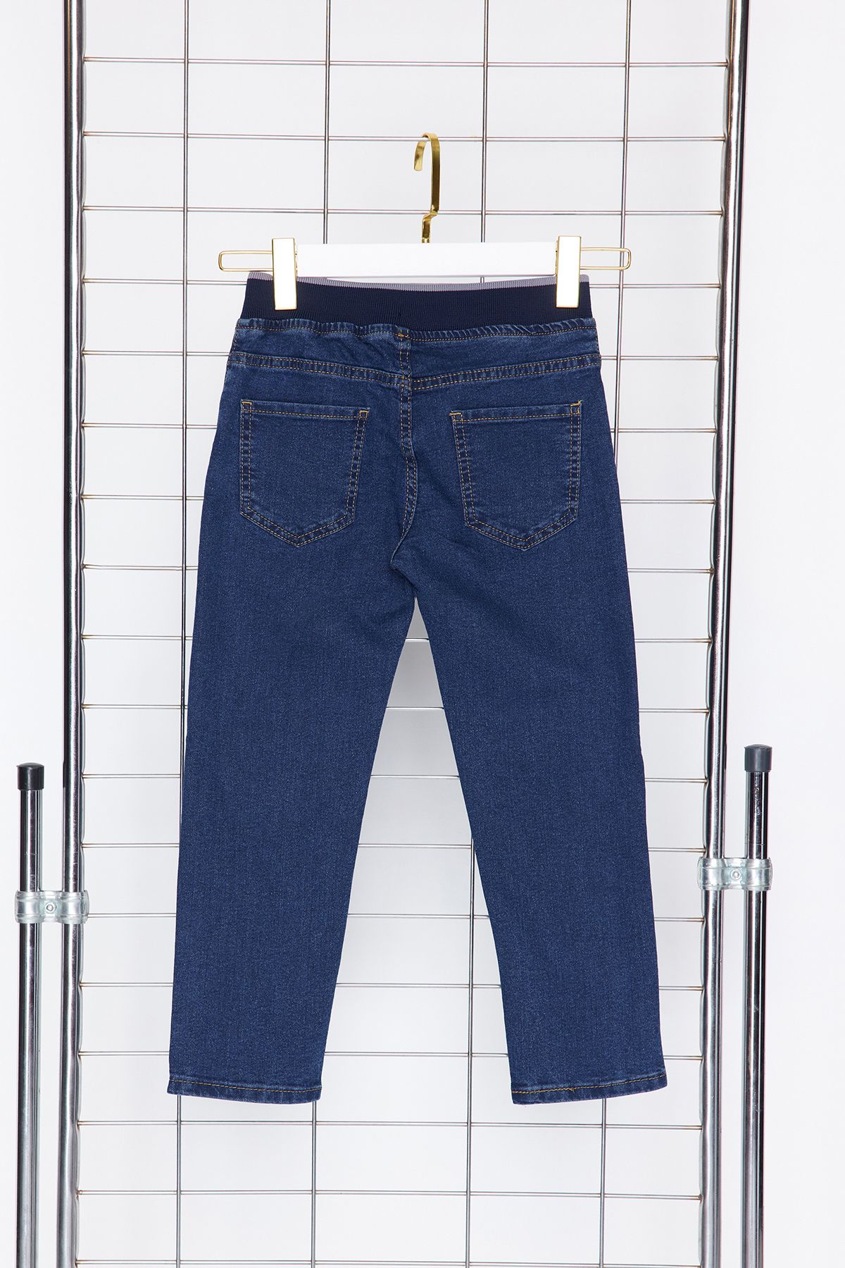 TRENDYOLKIDS-Dunkelblaue, dünne Jeanshose für Jungen – flexible Jeans mit elastischem Bund TKDSS24PL00014 8