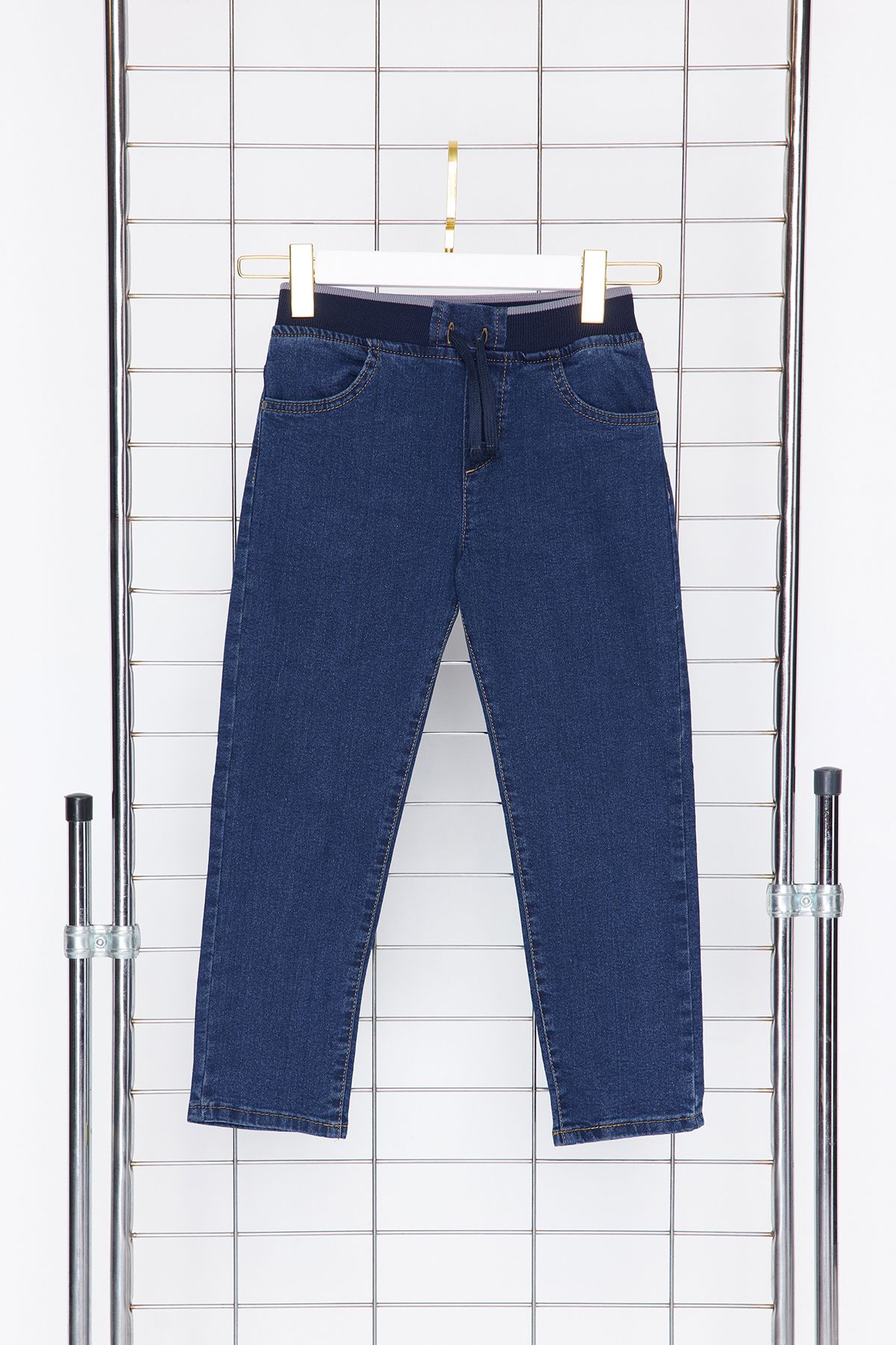 TRENDYOLKIDS-Dunkelblaue, dünne Jeanshose für Jungen – flexible Jeans mit elastischem Bund TKDSS24PL00014 6