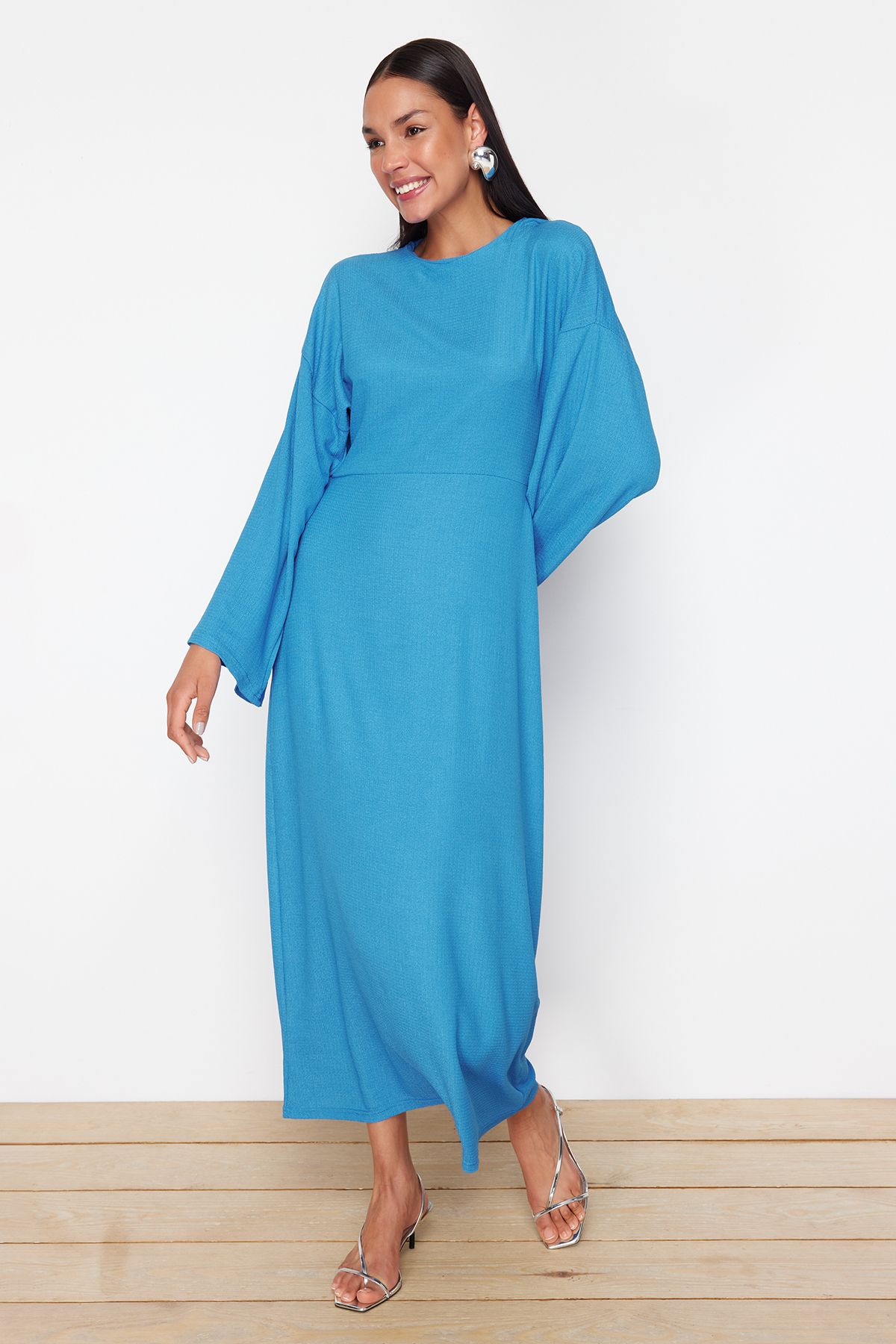 Trendyol Modest Textúrované modré pletené šaty so španielskymi rukávmi - TCTSS23EB00210