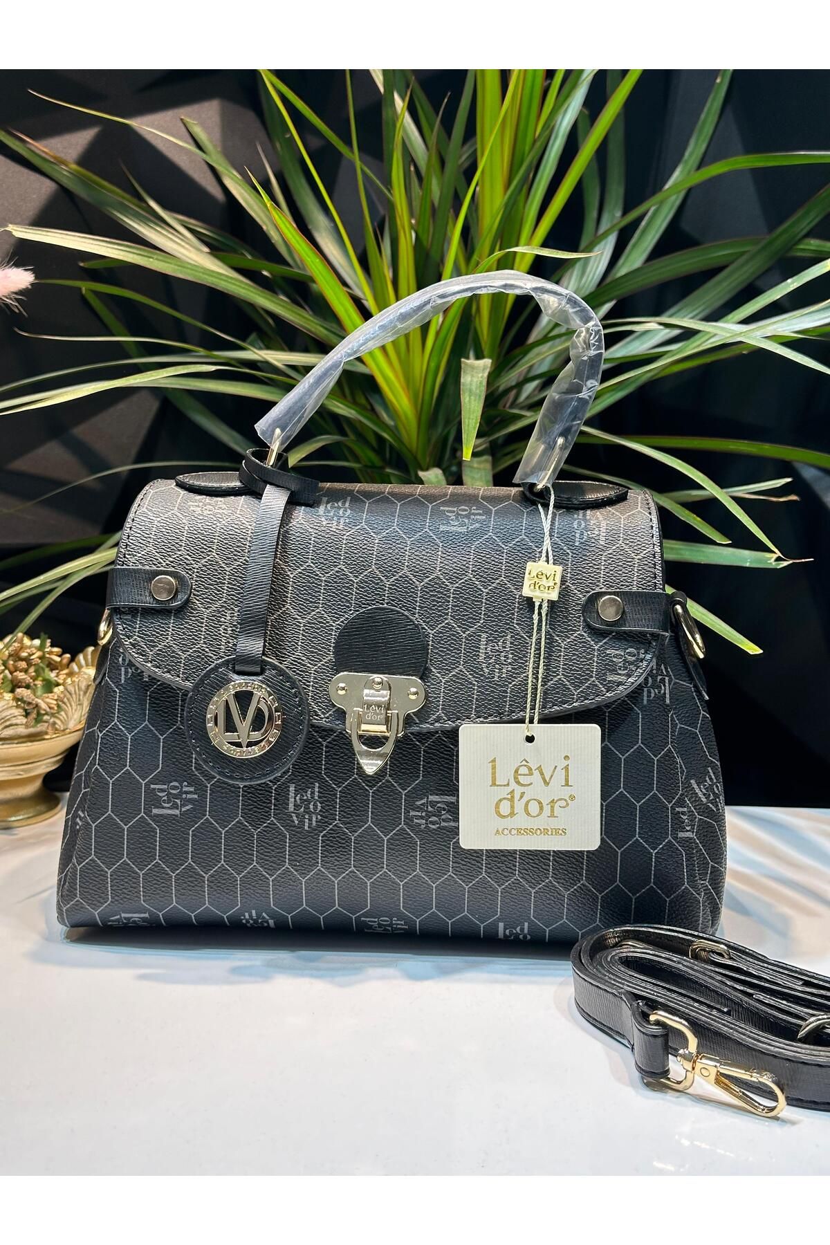 کیف شانه ای مشکی زنانه levdr.930153.syh ویژه رنگ آمیزی دست و بازو به عنوان چرمی مصنوعی طراحی شده است Levidor