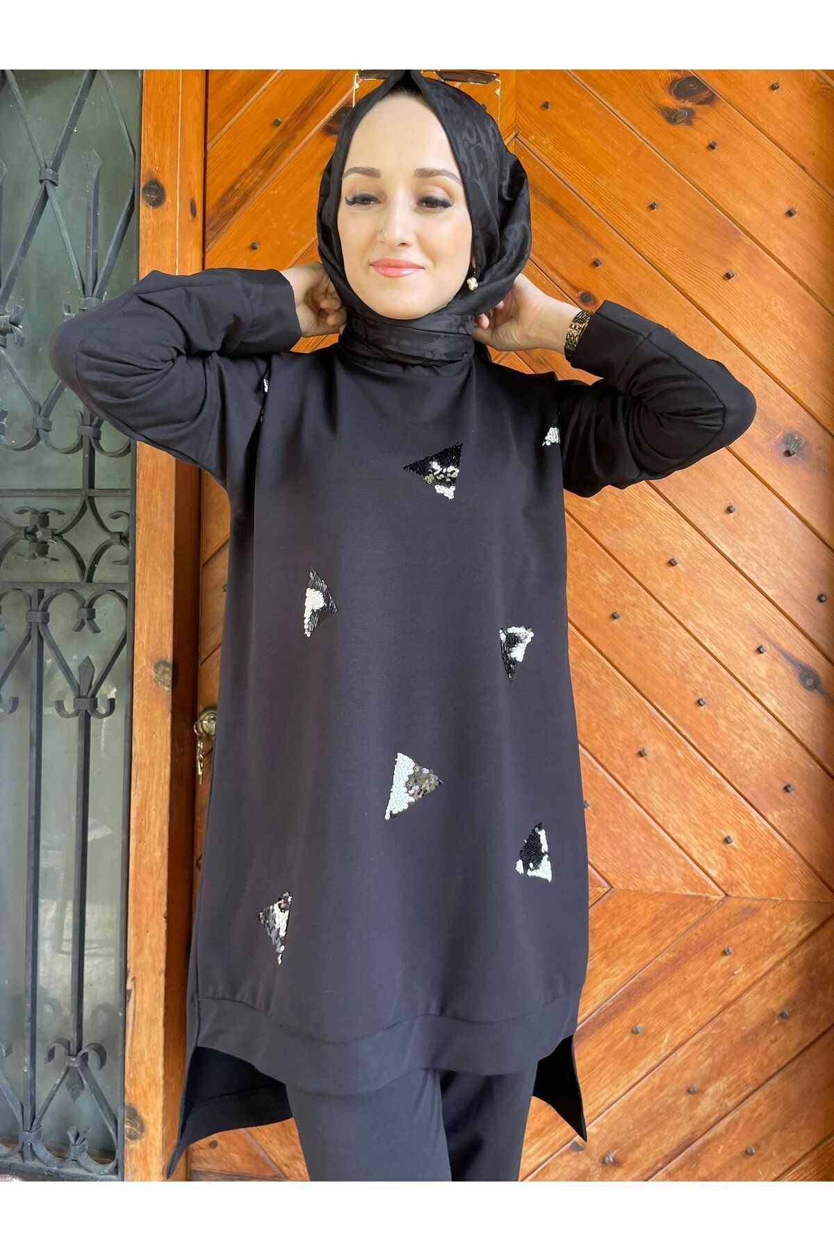 AYSUN AYDEMİR üçgen payet detaylı siyah tasarım tesettür eşofman takımı