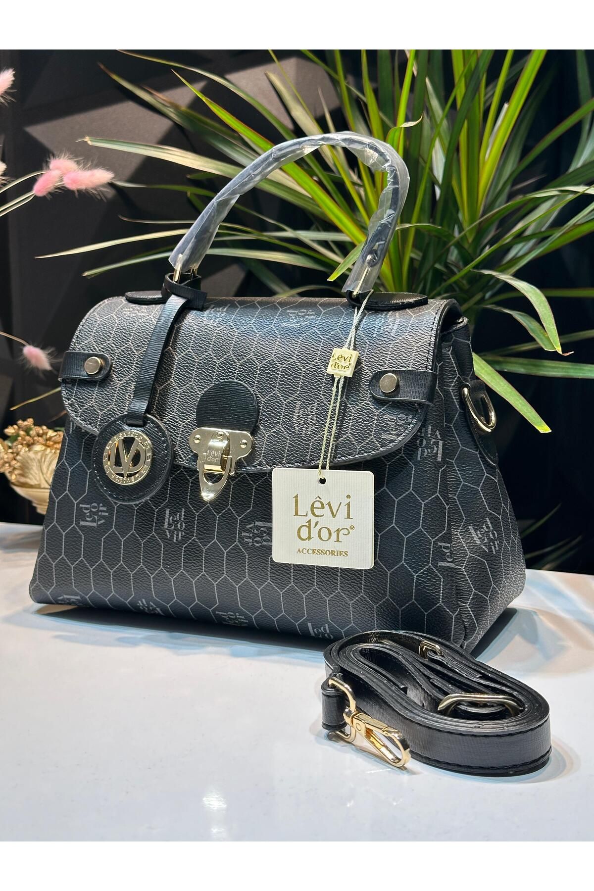 کیف شانه ای مشکی زنانه levdr.930153.syh ویژه رنگ آمیزی دست و بازو به عنوان چرمی مصنوعی طراحی شده است Levidor