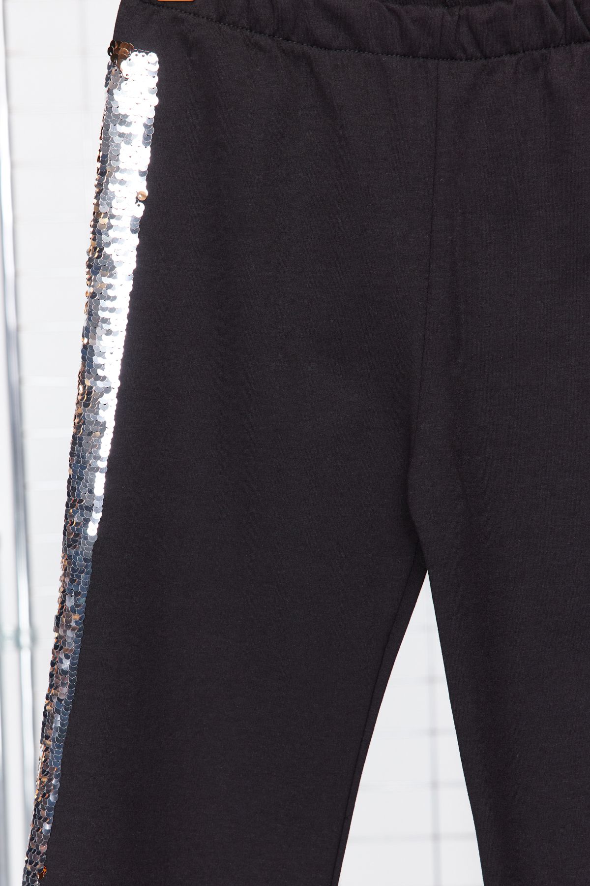 TRENDYOLKIDS-Dziewczęce czarne legginsy z szerokimi nogawkami - haftowane cekiny, dzianina bawełniana Tkdss24Ta00006 7