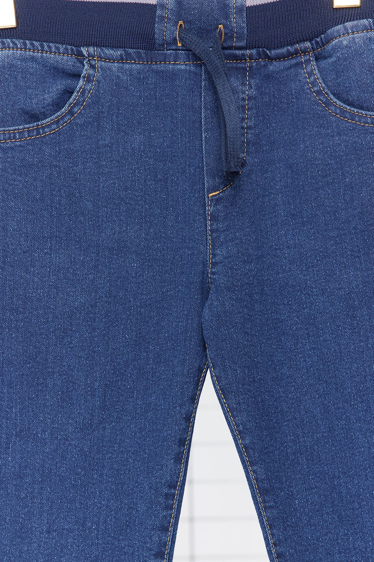 TRENDYOLKIDS-Dunkelblaue, dünne Jeanshose für Jungen – flexible Jeans mit elastischem Bund TKDSS24PL00014 7