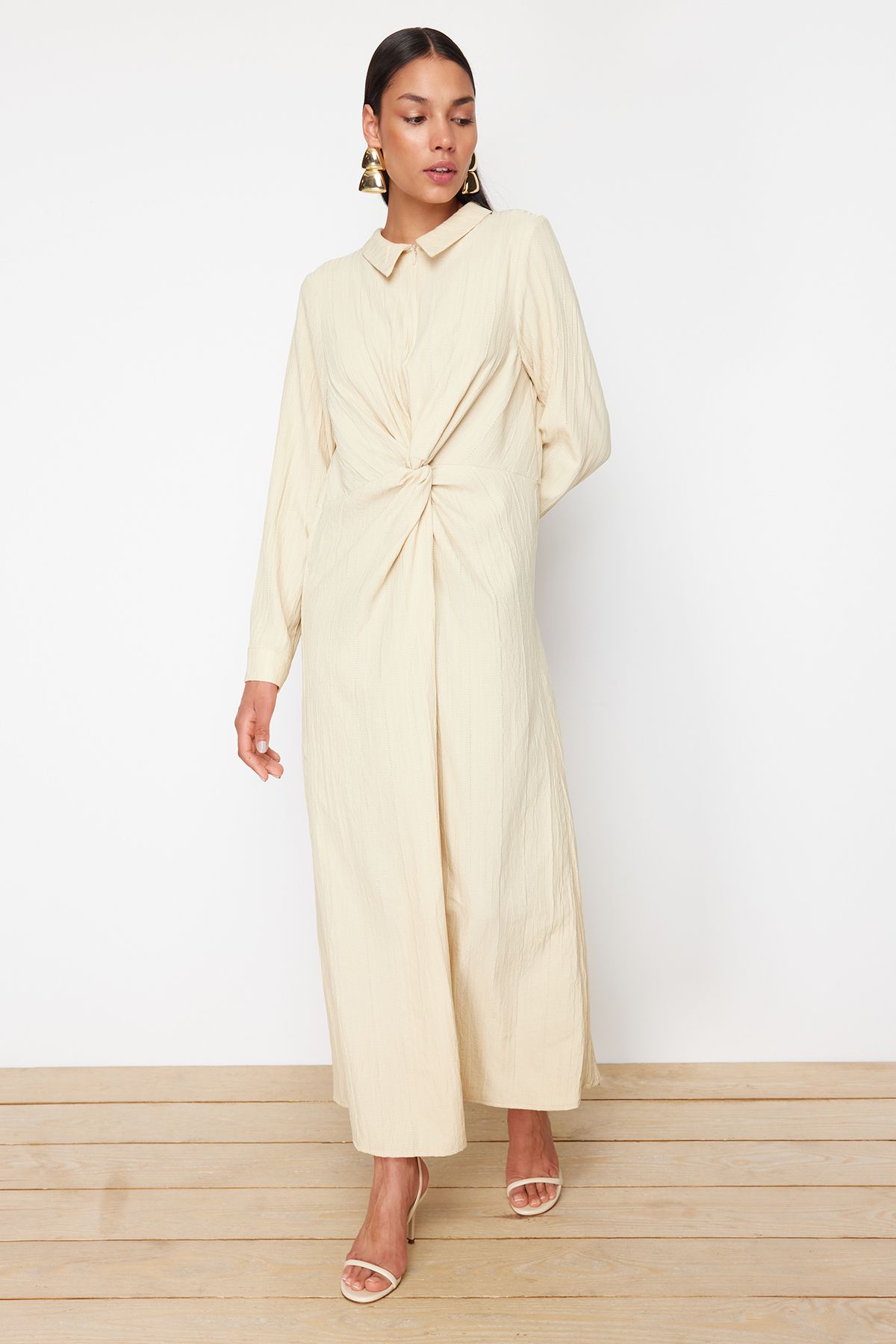Trendyol Modest Béžové predné tkané šaty s uzlom a zipsom TCTSS23EB00137