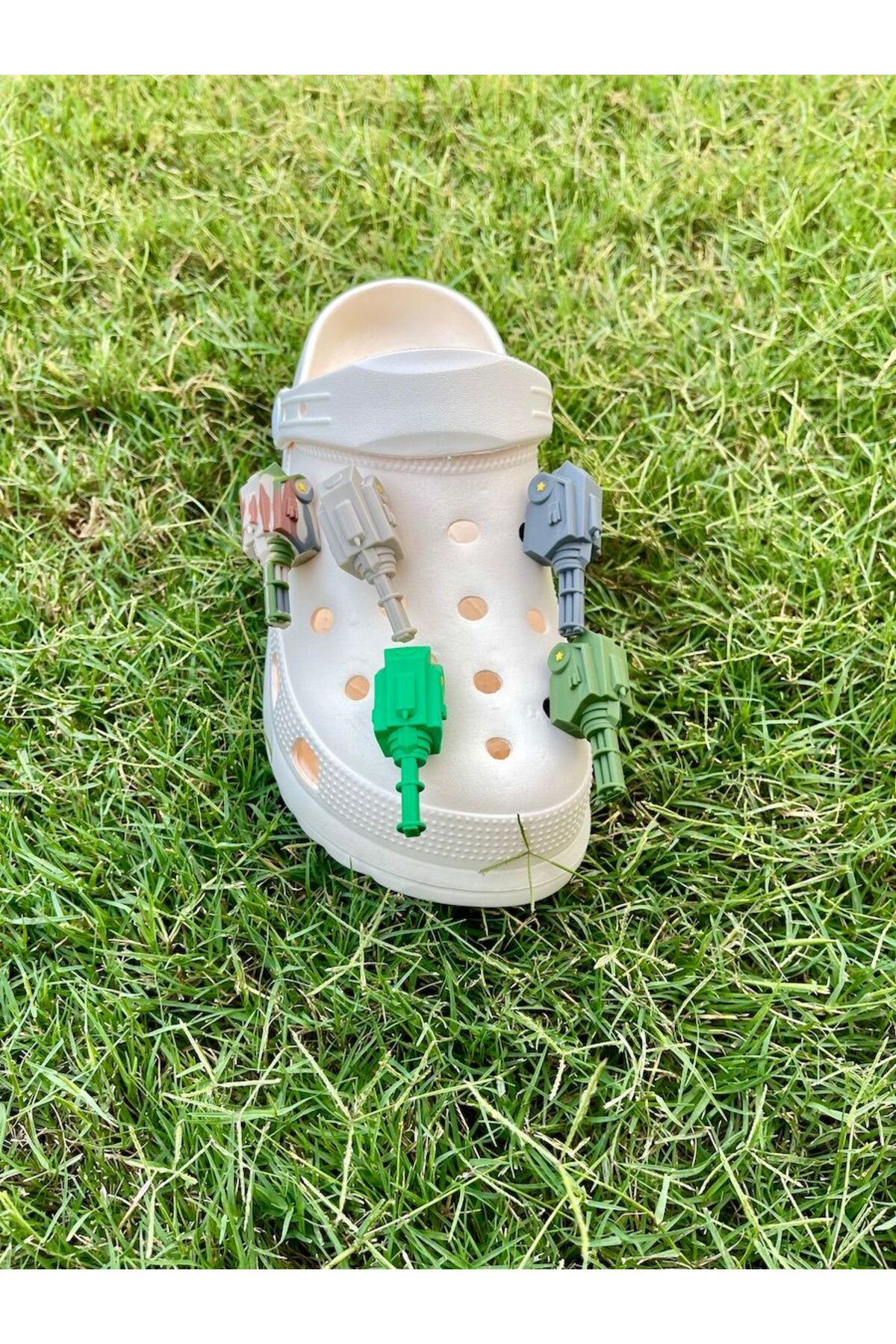 هدیه مفهومی 3D CROCS CHARM HAKI TANK تزئینات دمپایی ماشین تزئین JIBBITZ Crocs