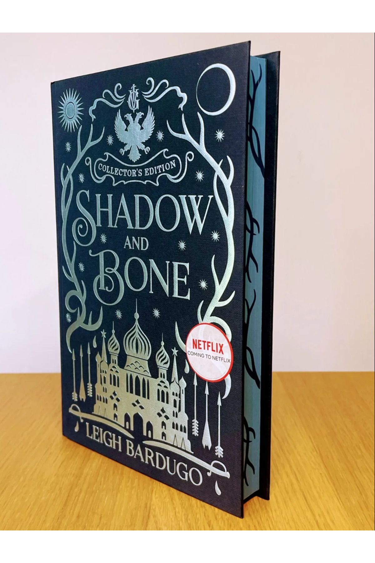 Bloomsbury Publishing-Shadow and Bone: Book 1 - Leigh Bardugo Collector's Edition 2