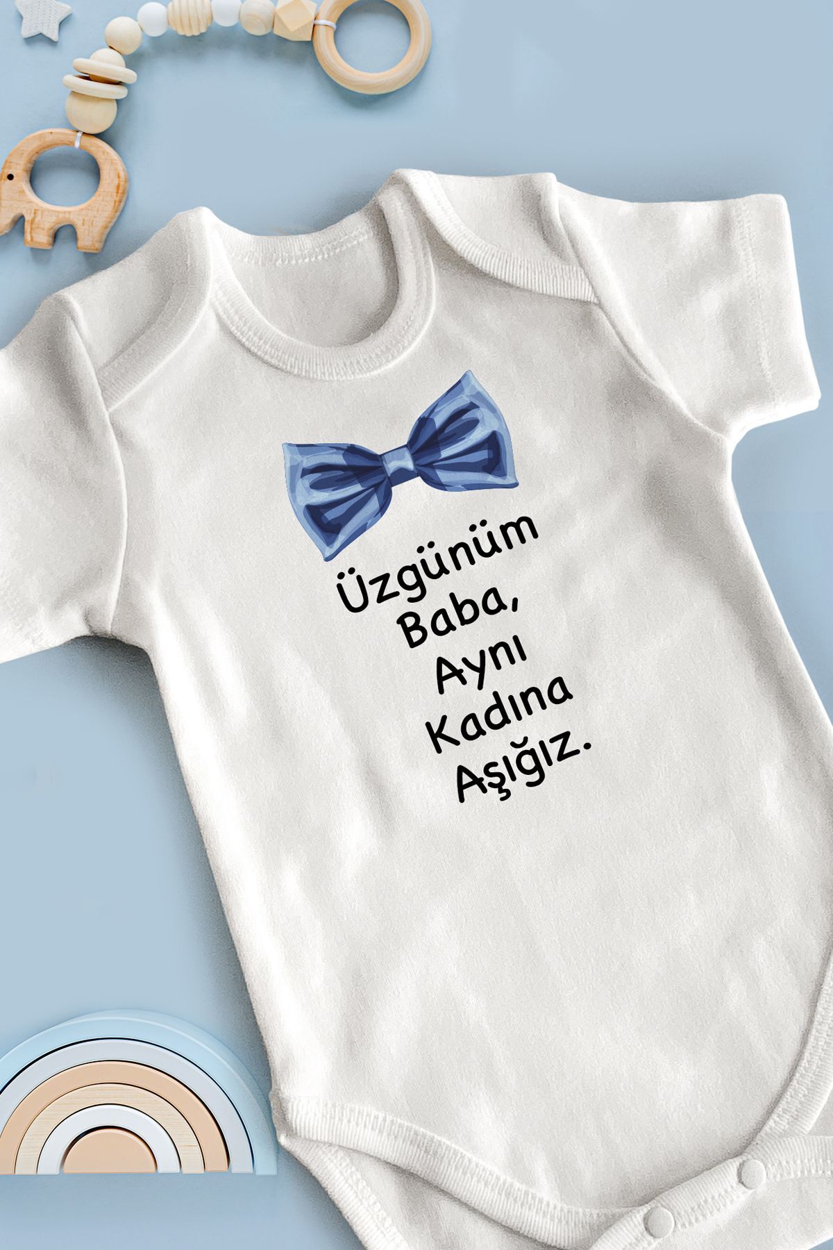 ببخشید بابا، ما عاشق یک زن هستیم، بادی نوزادی آستین کوتاه سفید، ۱۰۰٪ پنبه ارگانیک  ببخشید بابا، ما عاشق یک زن هستیم، بادی نوزادی آستین کوتاه سفید، ۱۰۰٪ پنبه ارگانیک