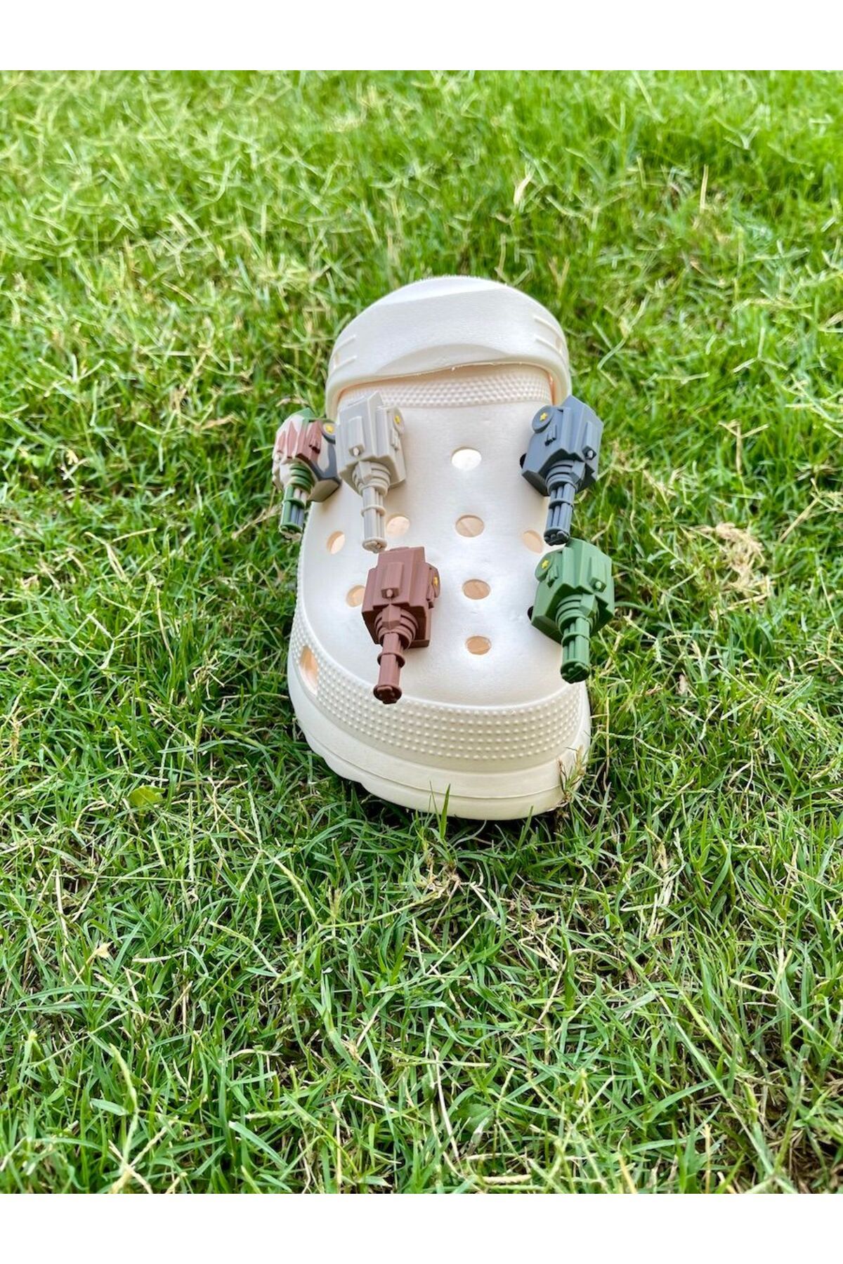 هدیه مفهومی 3D CROCS CHARM HAKI TANK تزئینات دمپایی ماشین تزئین JIBBITZ Crocs