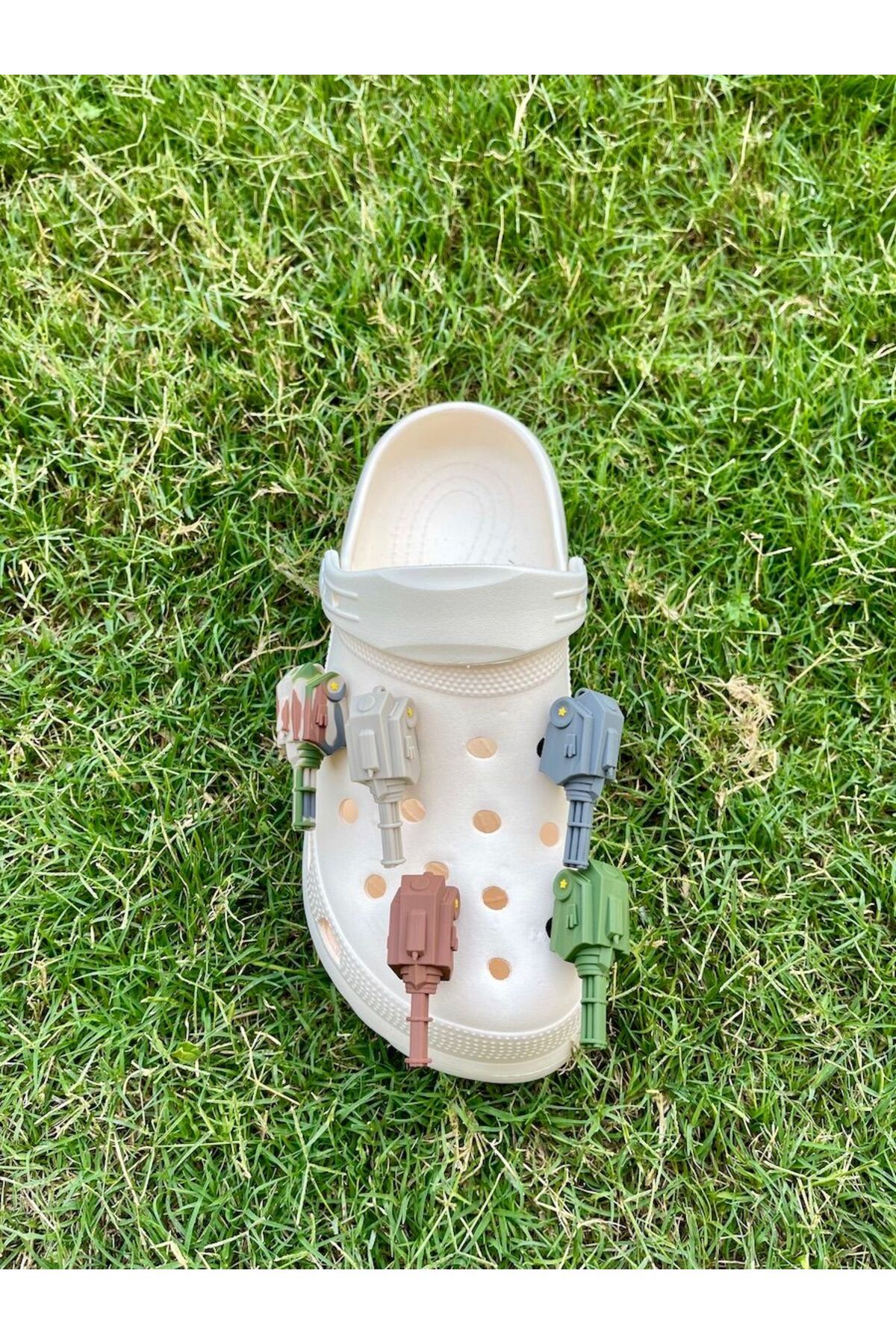 هدیه مفهومی 3D CROCS CHARM HAKI TANK تزئینات دمپایی ماشین تزئین JIBBITZ Crocs