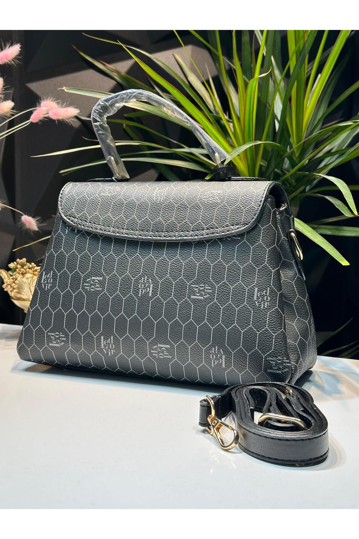 کیف شانه ای مشکی زنانه levdr.930153.syh ویژه رنگ آمیزی دست و بازو به عنوان چرمی مصنوعی طراحی شده است Levidor