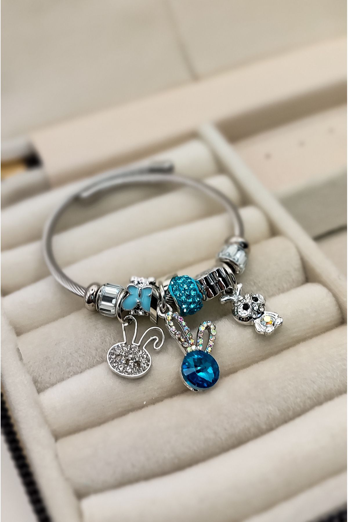 Tavşan Desenli Mavi Charm Çelik Bileklik