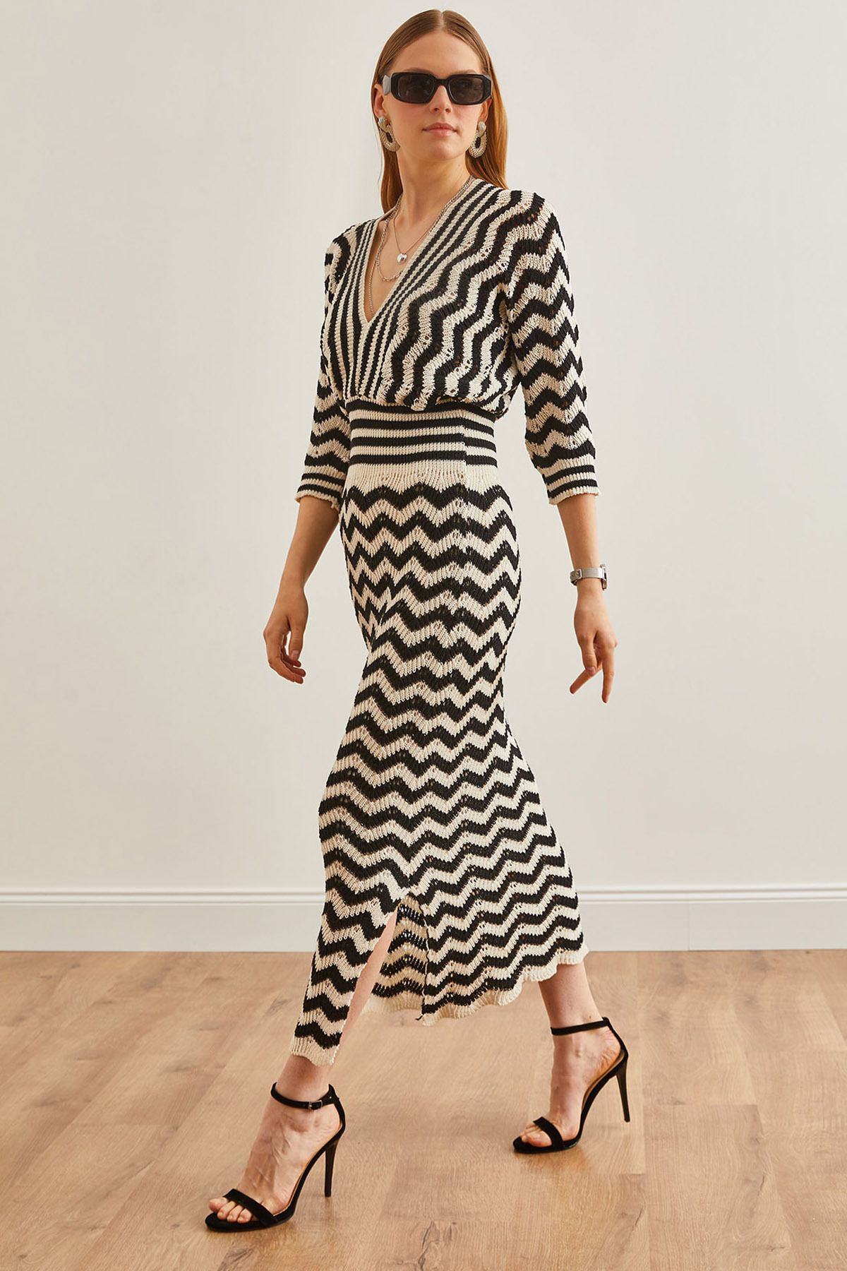robe en tricot ajouré à col en v noir et blanc pour femmes avec taille élastiquée elb 19002179