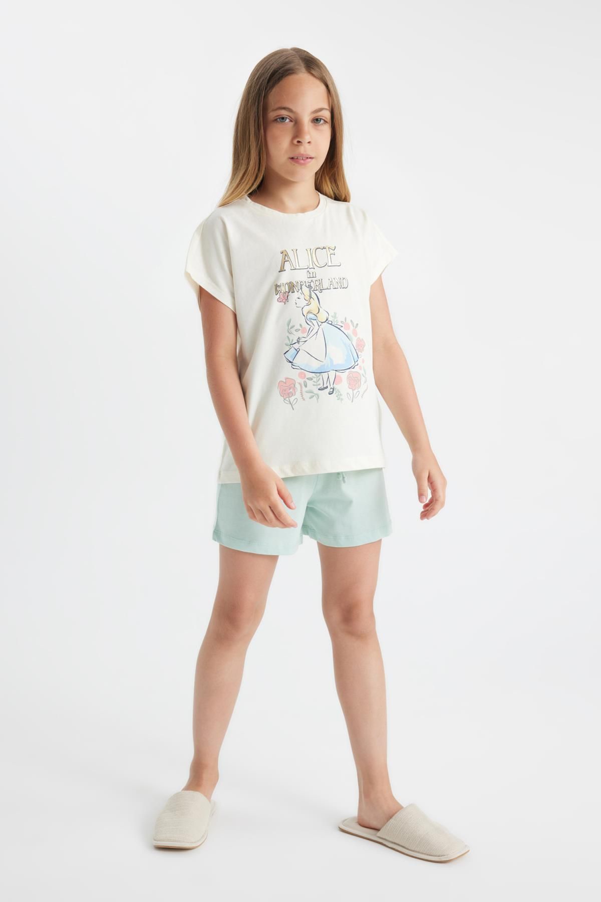 ست لباس خواب آستین کوتاه دخترانه Alice In Wonderland Boxy Fit با شلوارک C8521A824SM Defacto