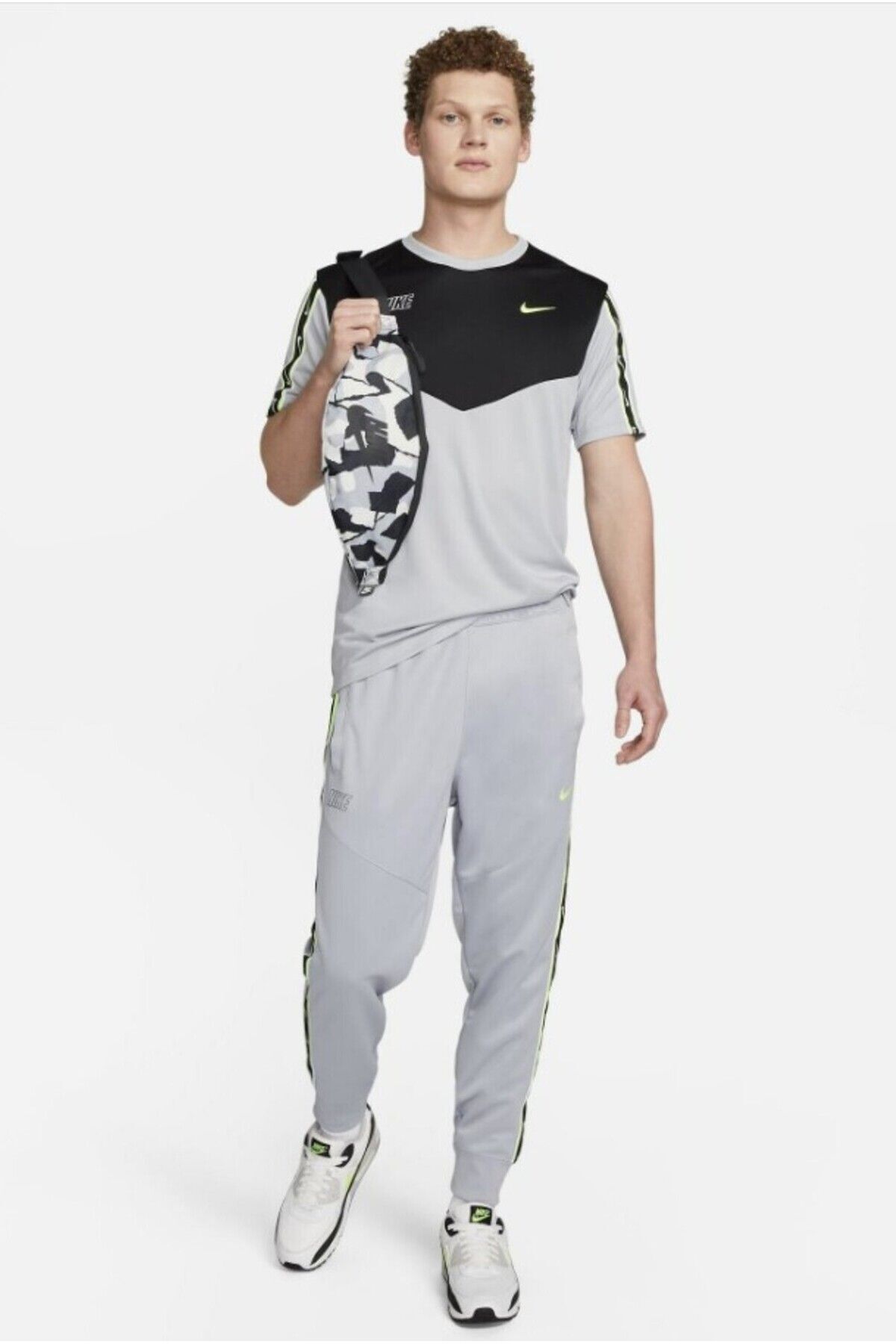 Nike repeat logo fleece jogger deals