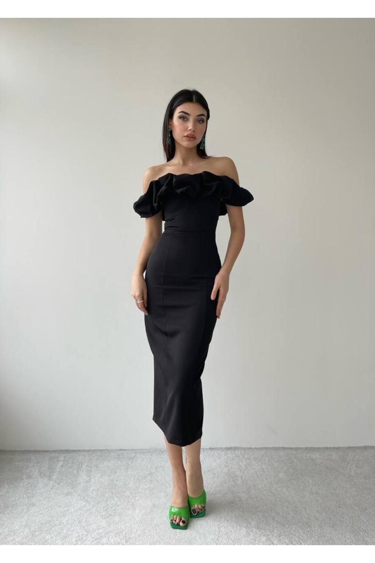 Afiş Butik Černé midi šaty s vypnutým ramenem