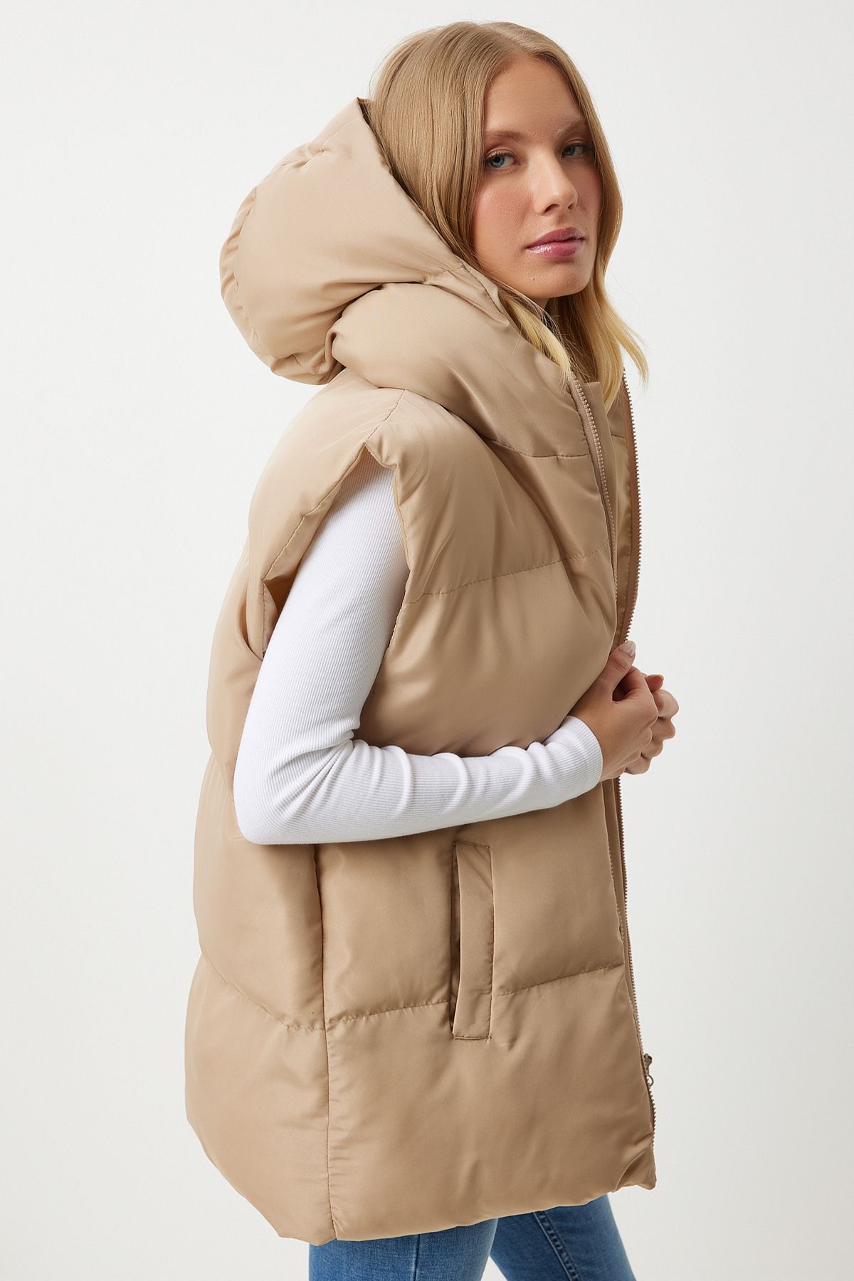 Happiness İstanbul-Cremefarbene, übergroße Pufferweste mit Kapuze für Damen MK00176 4