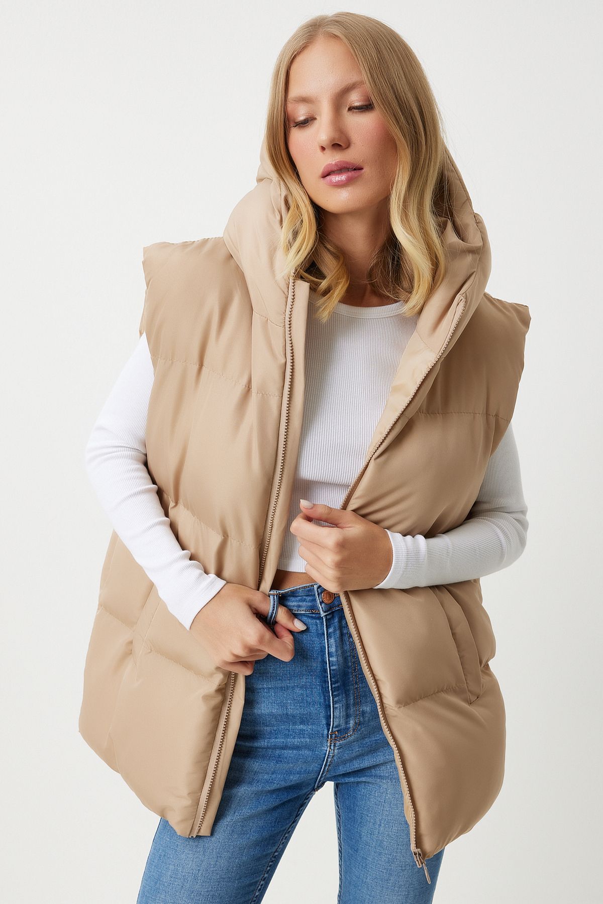 Happiness İstanbul-Cremefarbene, übergroße Pufferweste mit Kapuze für Damen MK00176 5