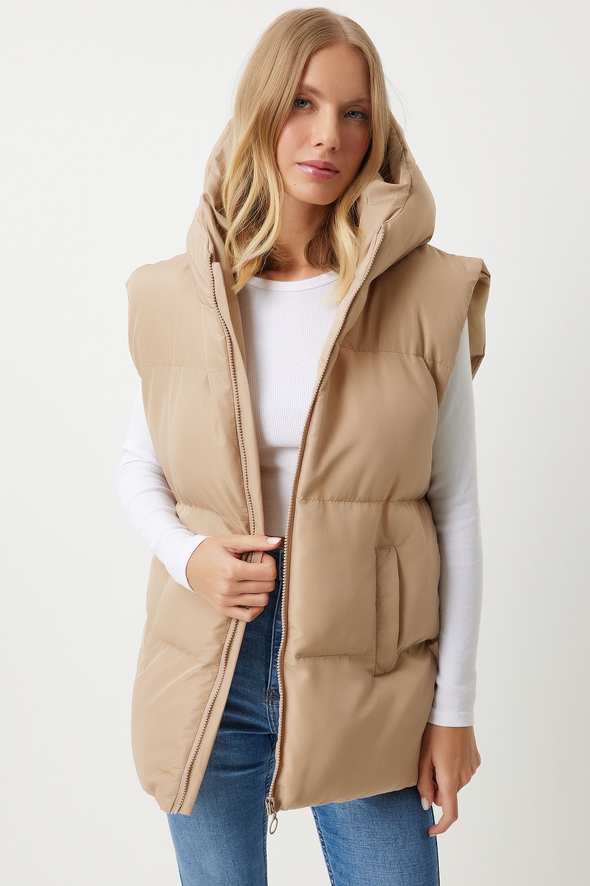 Happiness İstanbul-Cremefarbene, übergroße Pufferweste mit Kapuze für Damen MK00176 6