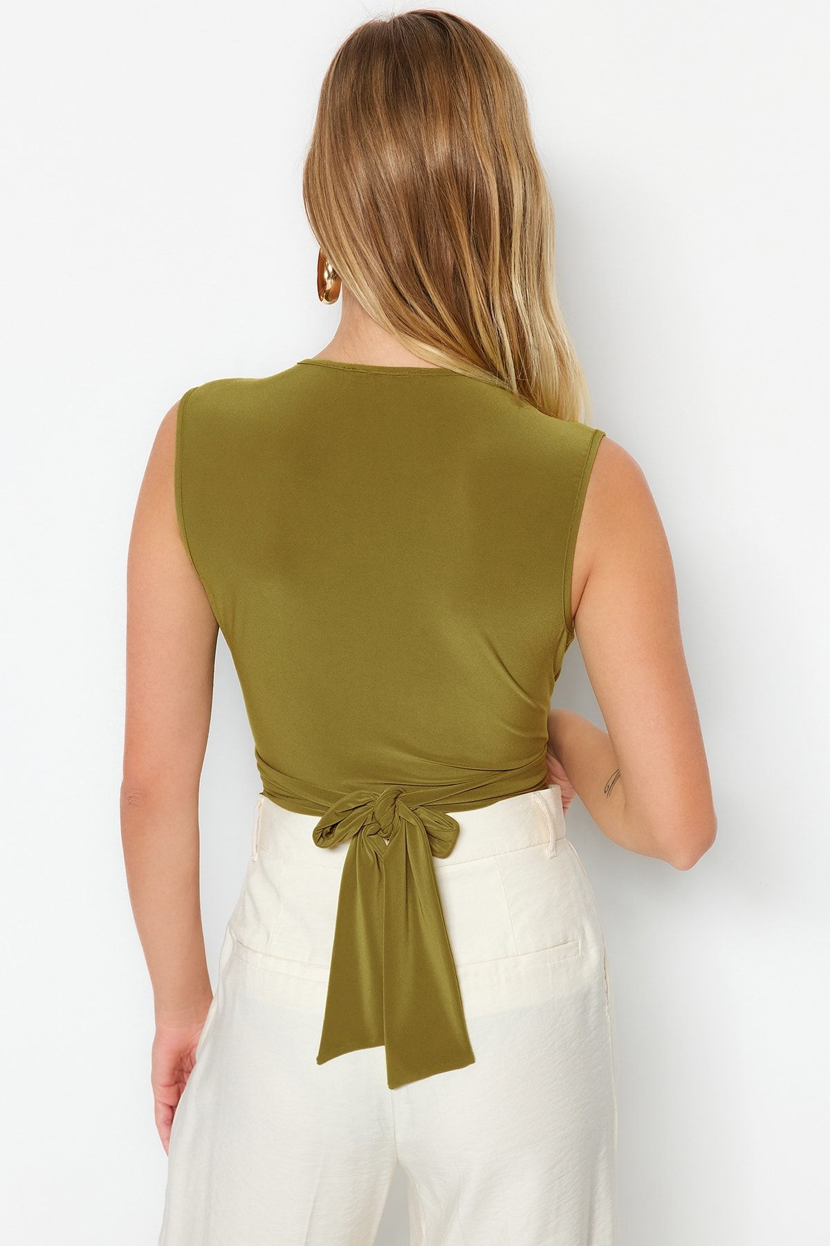 Trendyol Collection-Body tricotat extensibil cu decolteu în V cu detaliu cu cravată verde TWOSS23BD00055 6