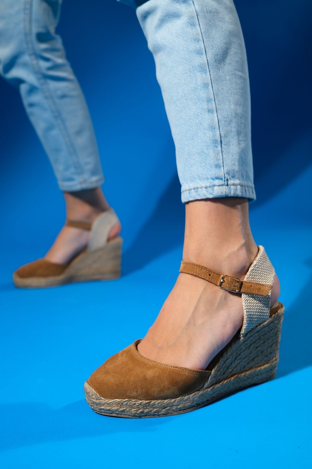 صندل پاشنه دار زنانه چرم جیر قهوه ای SİNTA luvishoes