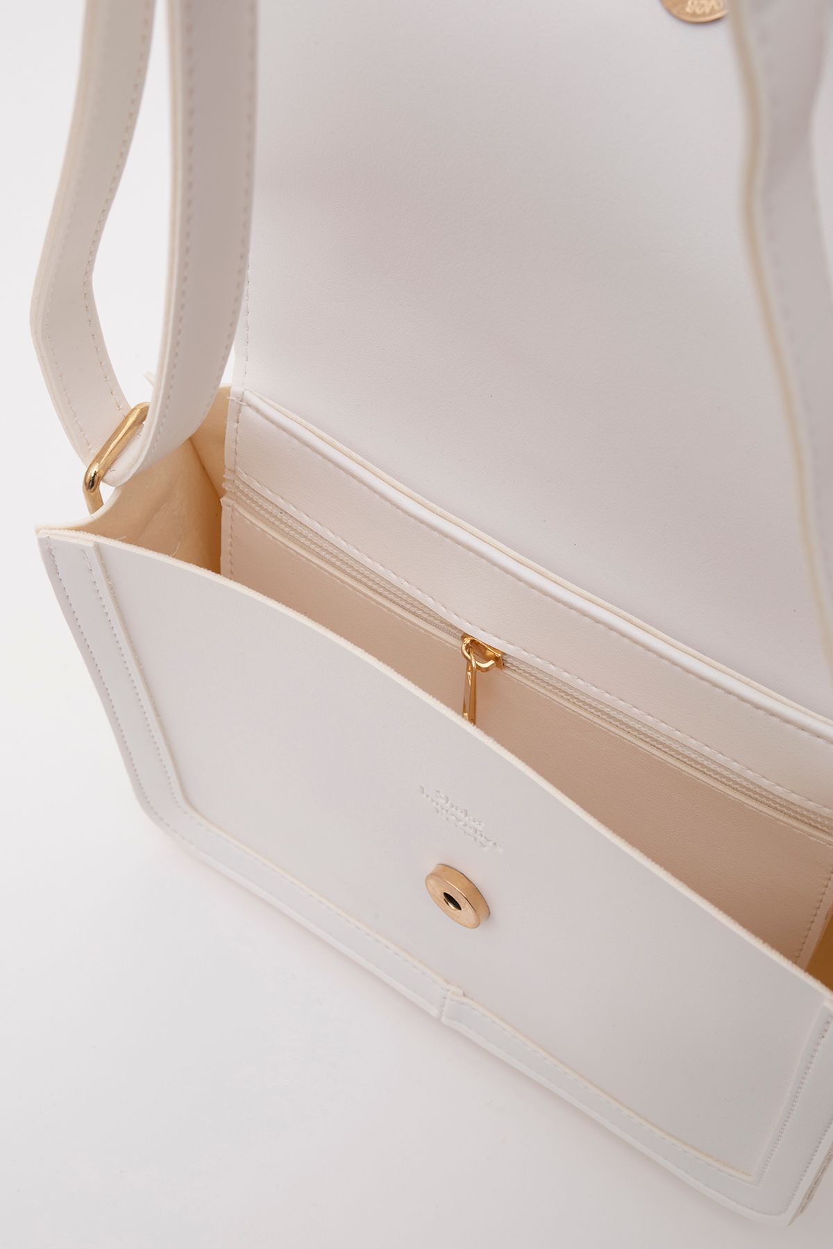 https://cdn.dsmcdn.com/ty1329/product/media/images/prod/QC/20240525/15/ce6fe5ea-48eb-3e30-9ea7-8fc8990498f7/1_org_zoom.jpg