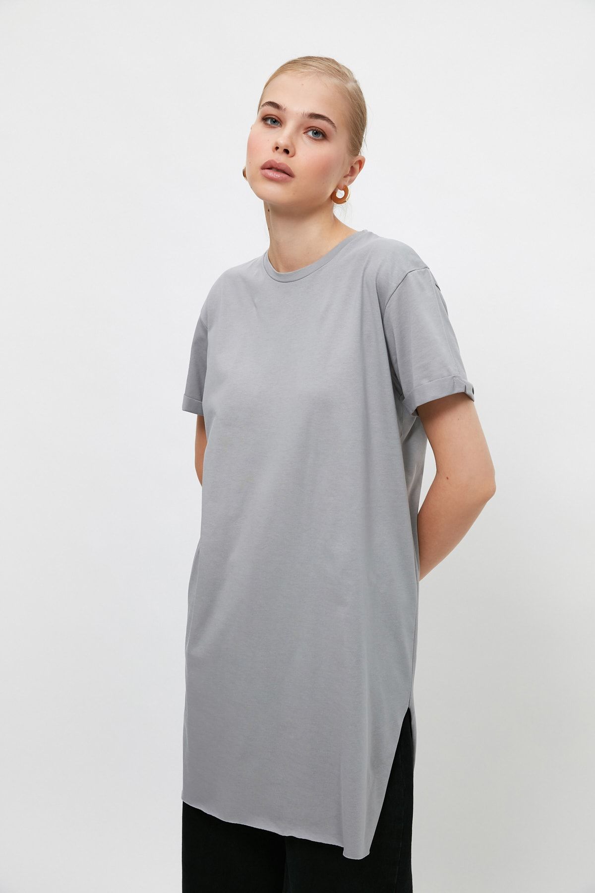 Trendyol Modest-Podstawowa szara koszulka z pojedynczego dżerseju - 100% bawełny, krótki rękaw i rozcięcie TCTSS21TN0056 5