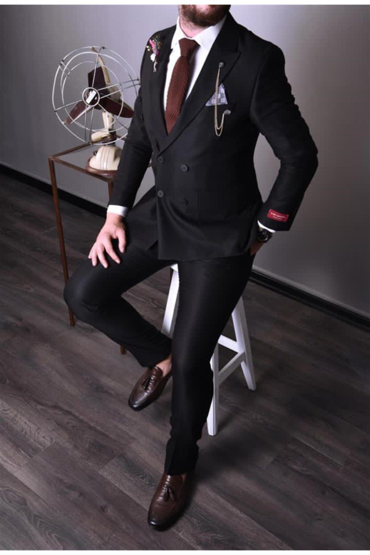 un costume noir avec un col pointu slim fit