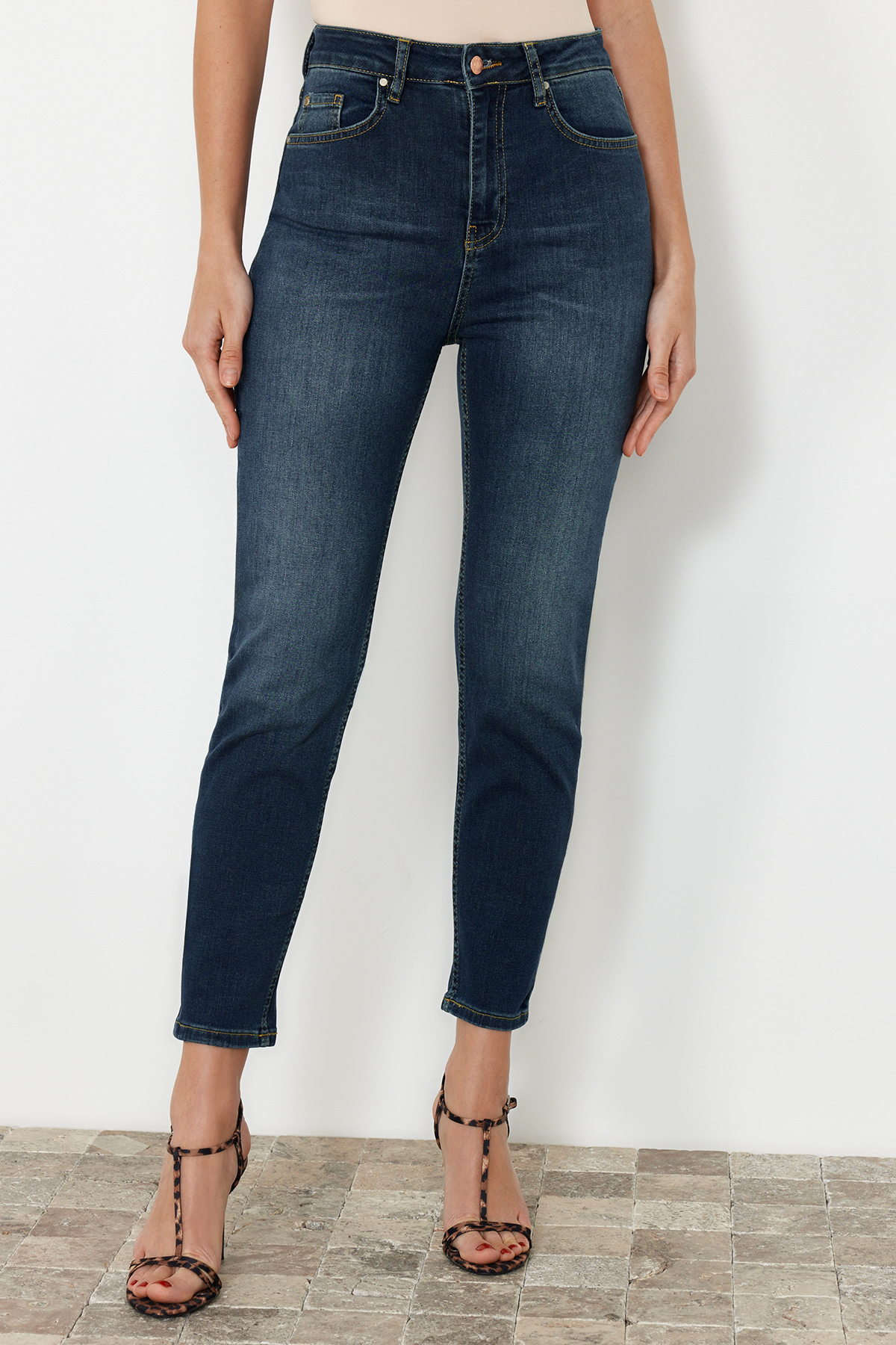 Trendyolmilla  Mavi Yüksek Bel Mom Jeans TWOSS24JE00322 - Görsel 4