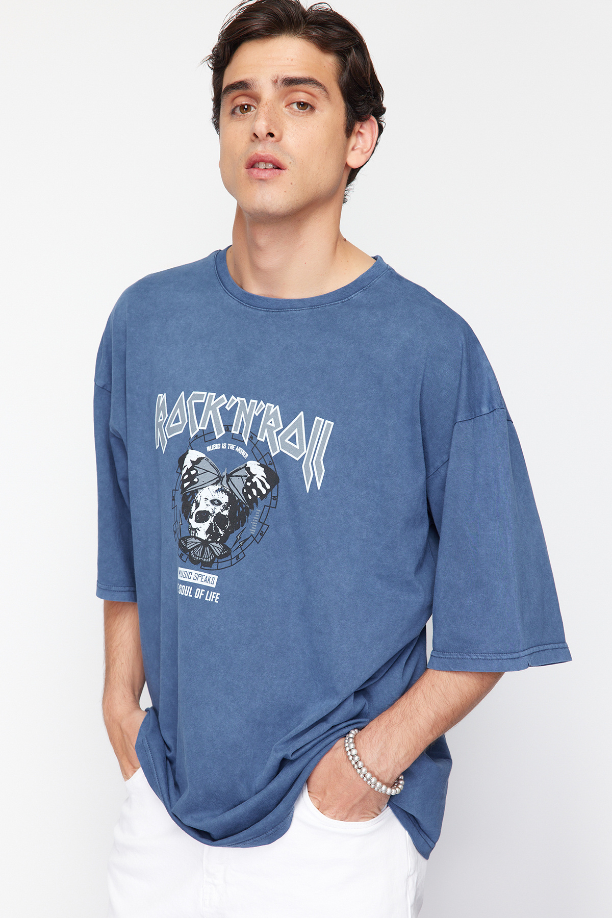 Trendyolmilla Man Indigo Oversize/Geniş Kesim Eskitme/Soluk Efektli Rock Baskı %100 Pamuk T-Shirt TMNSS23TS00167