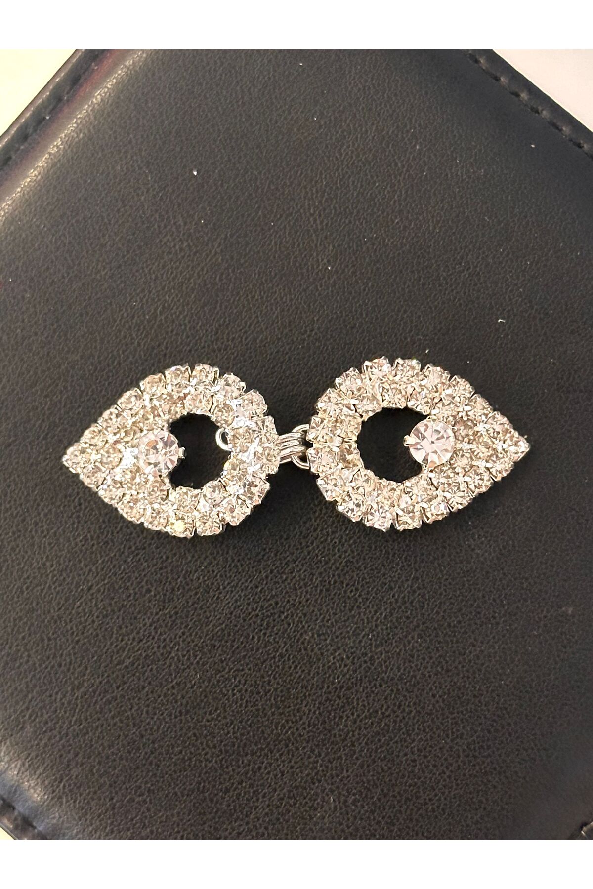 ODDA TASARIM ATÖLYESİ Damla model kristal taşlı abiye agraf