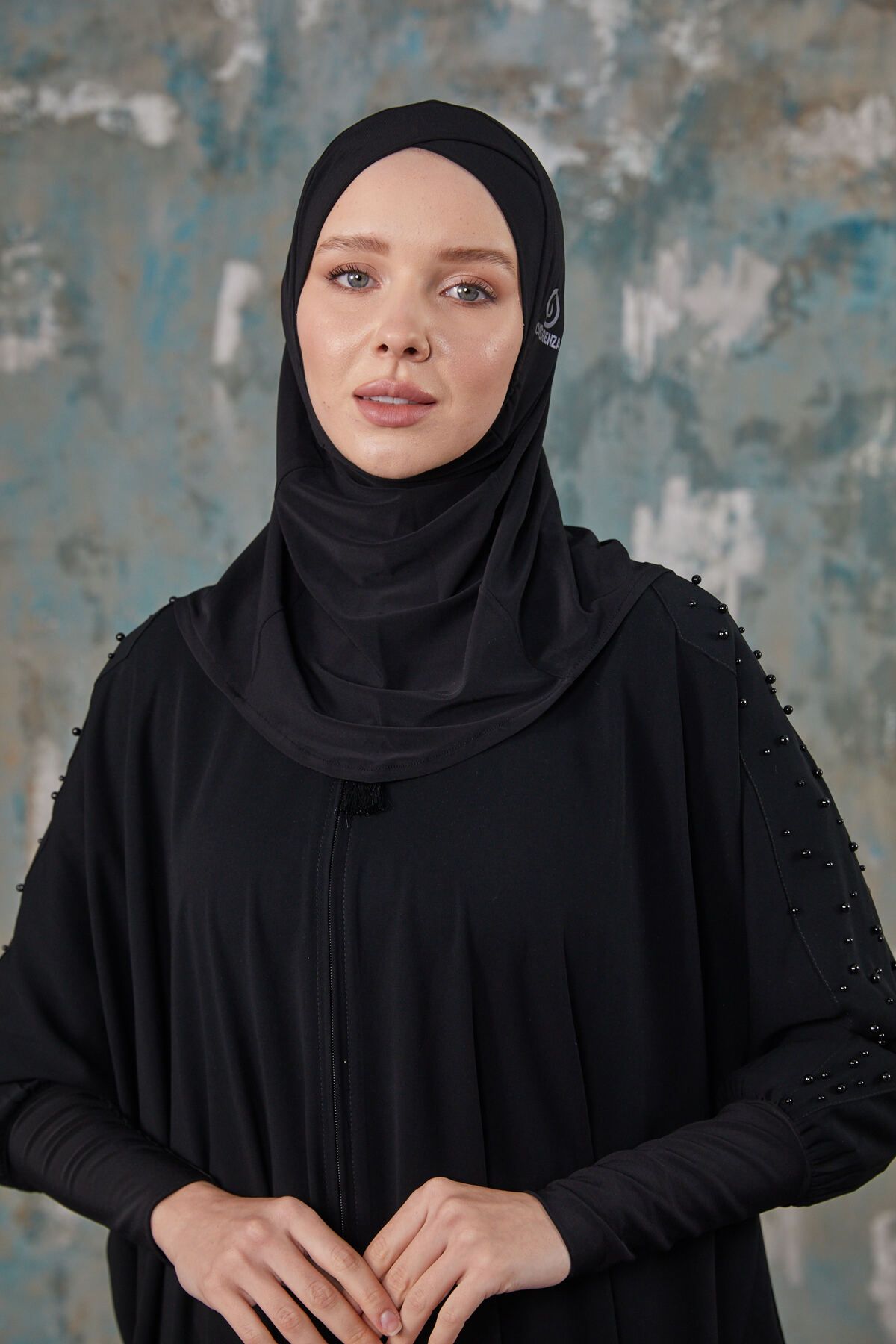 Differenza-Black Cross Hologram Bonnet - Stylish Design 2