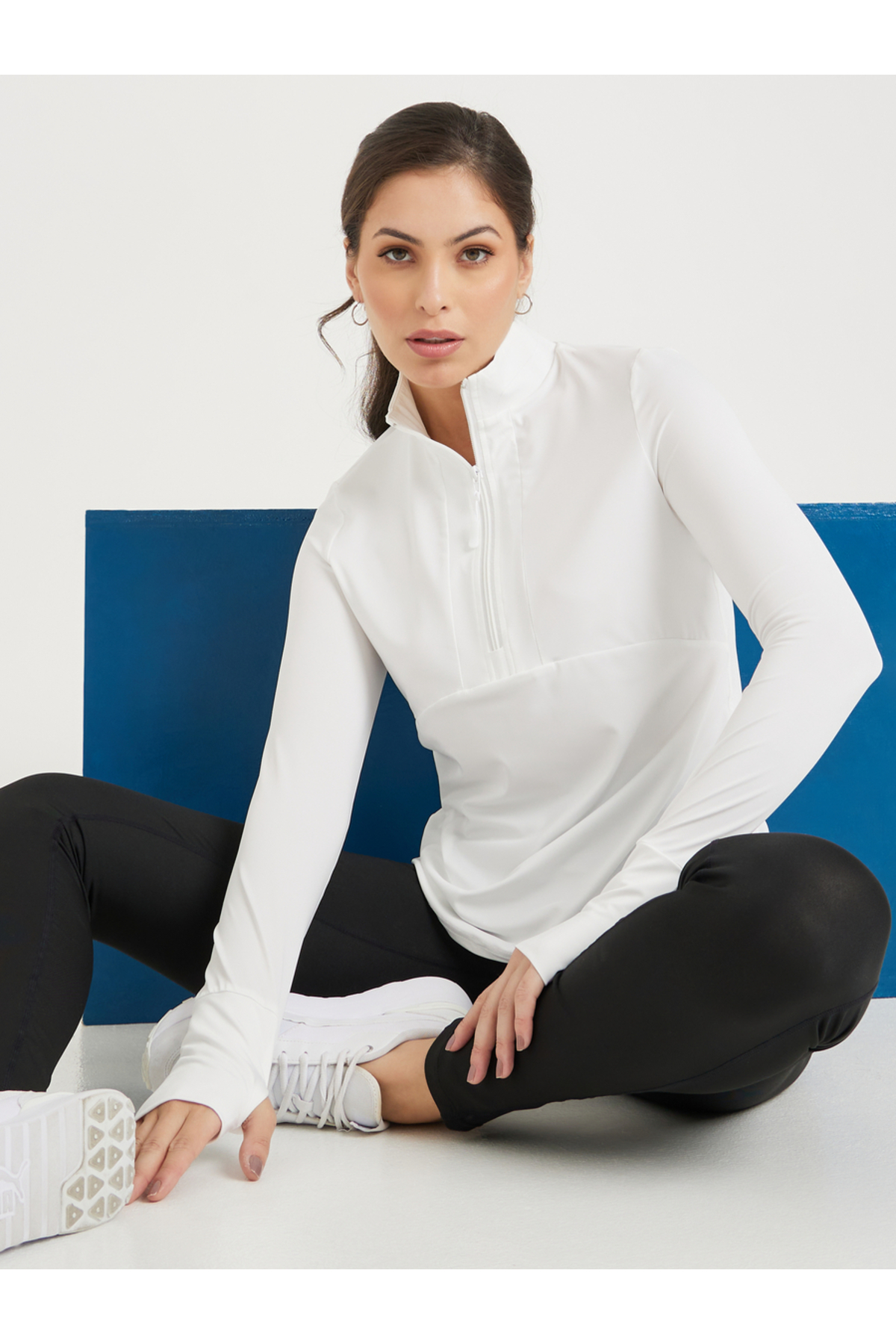 نصف سحاب لأعلى وتفاصيل فتحة الإبهام متعددة الألواح