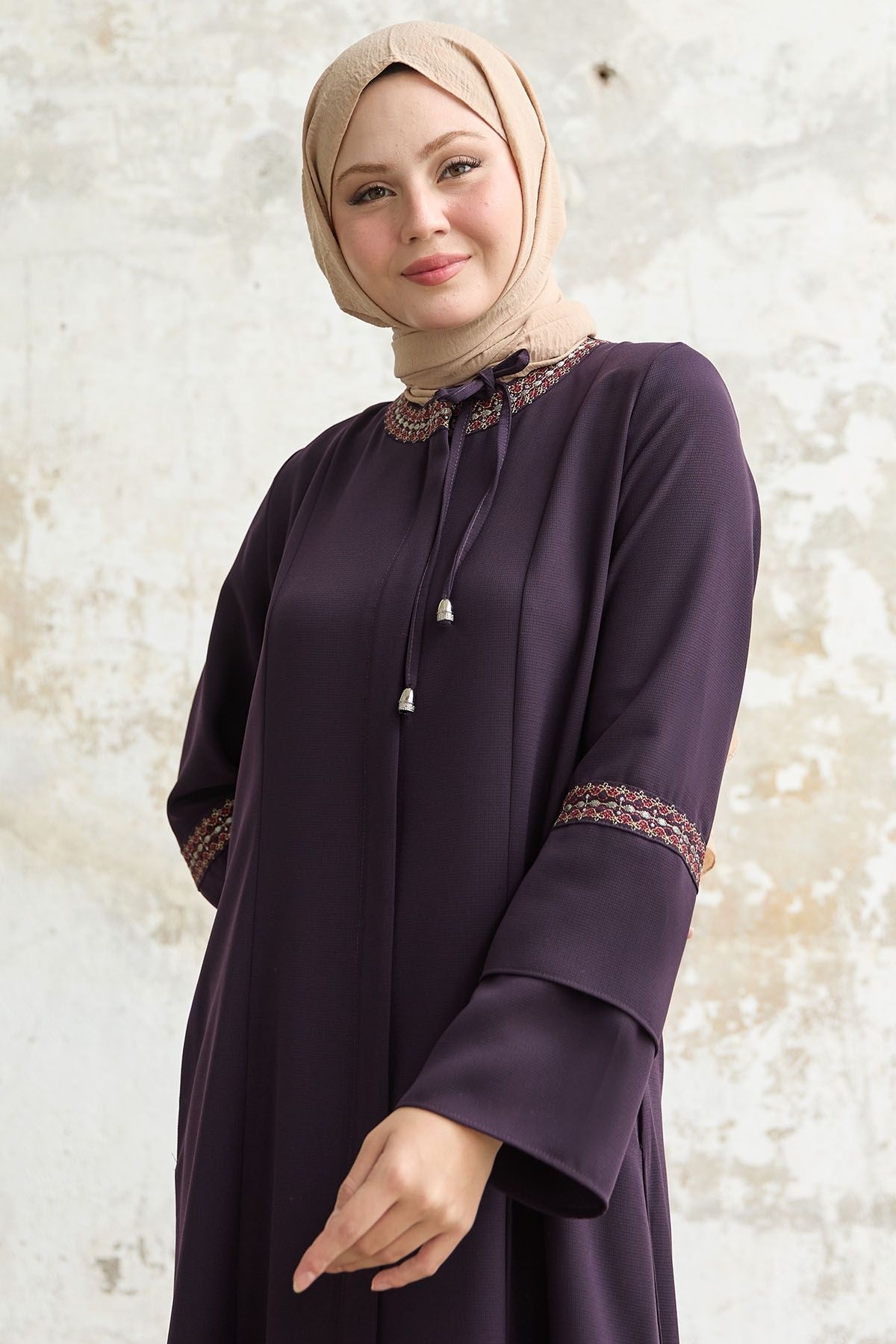 InStyle-Damson Ferace s detailom výšivky - šnurovanie 3